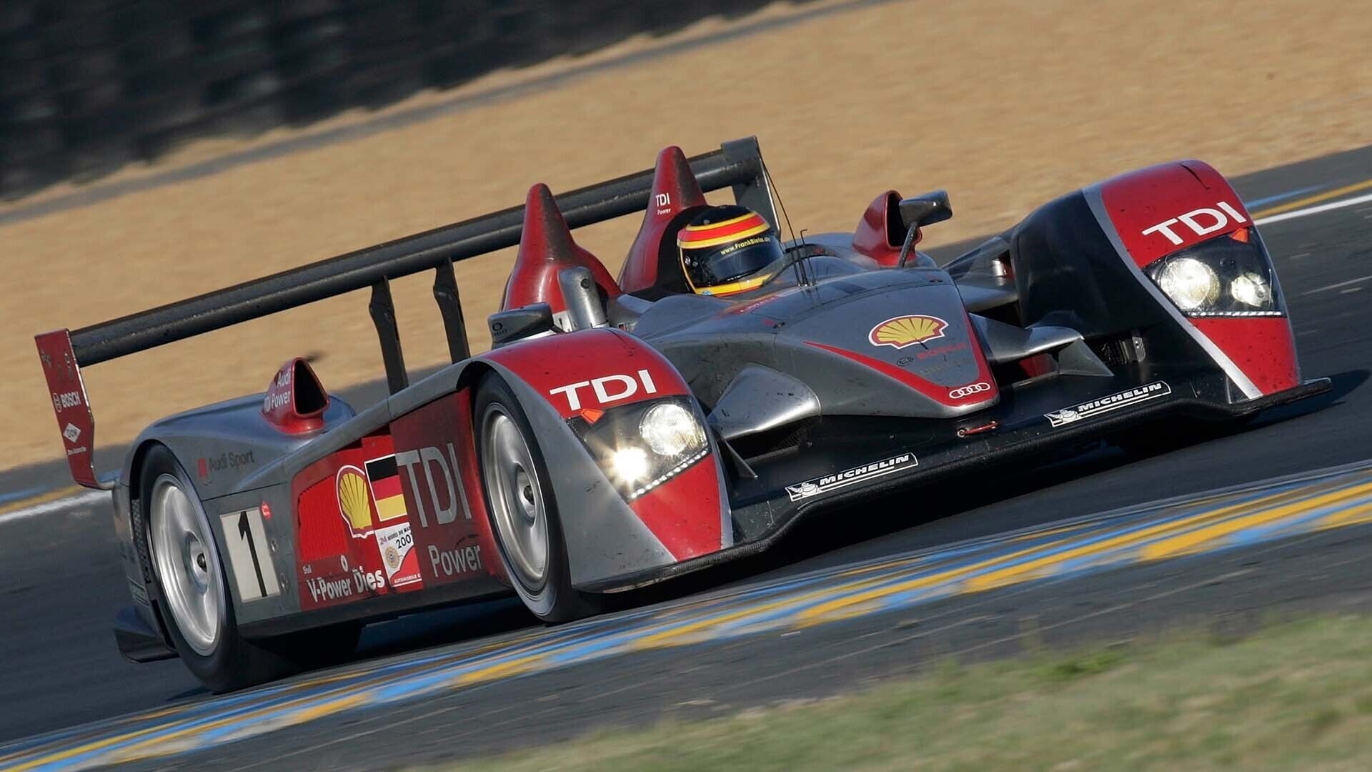 Das Foto zeigt den siegreichen Audi R10 TDI auf der Strecke in Le Mans im Jahr 2007.