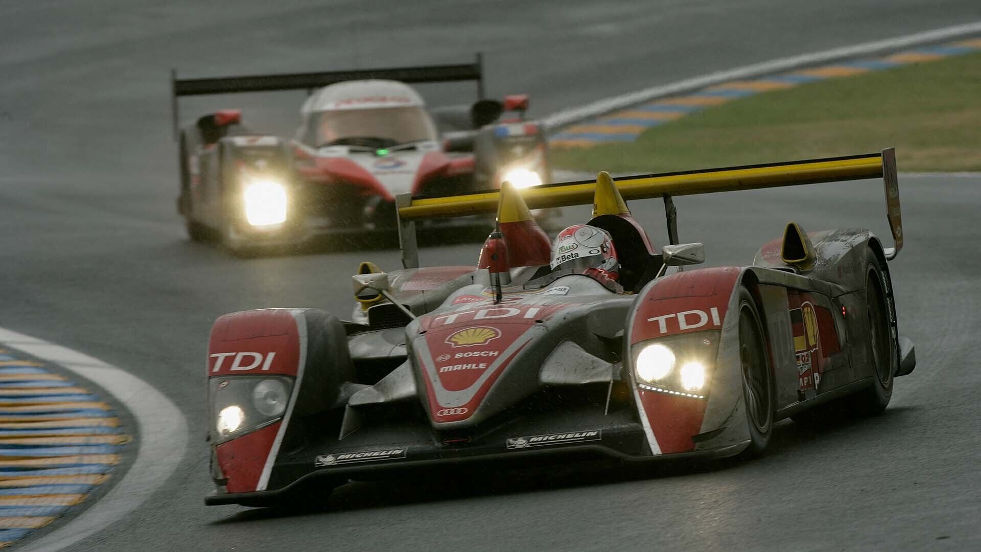 Das Foto zeigt den siegreichen Audi R10 TDI auf der Strecke in Le Mans im Jahr 2008.