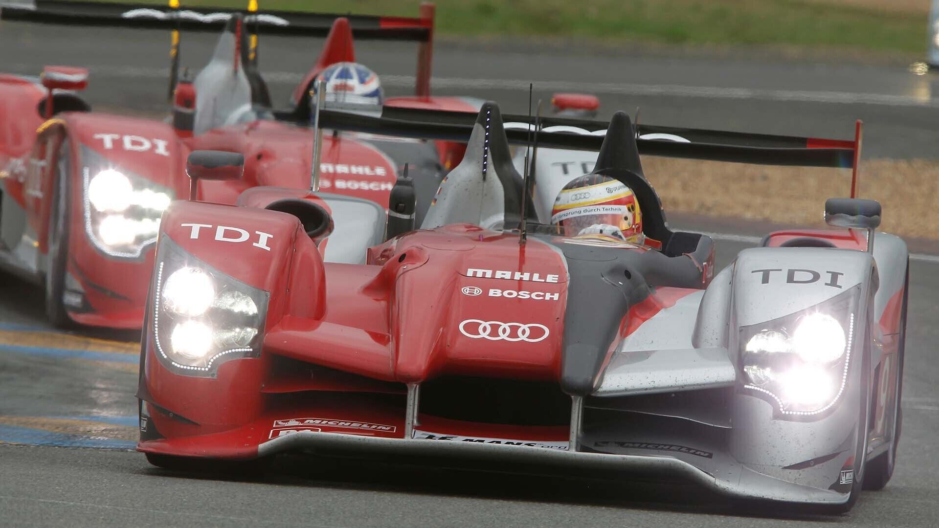 Das Foto zeigt den siegreichen Audi R15 TDI auf der Strecke in Le Mans im Jahr 2010.