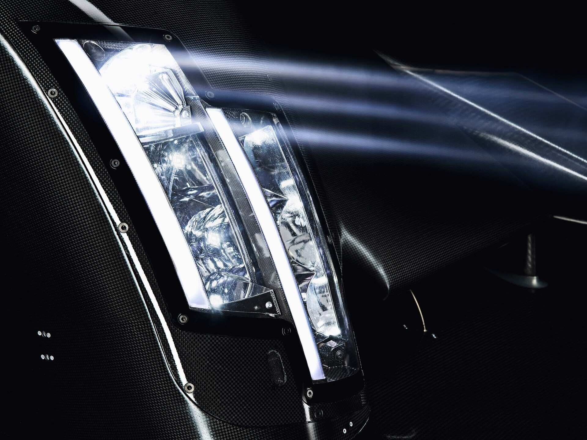 Das Foto zeigt die Scheinwerfer des Audi R18 e-tron quattro mit Audi Laserlicht in Nahaufnahme.