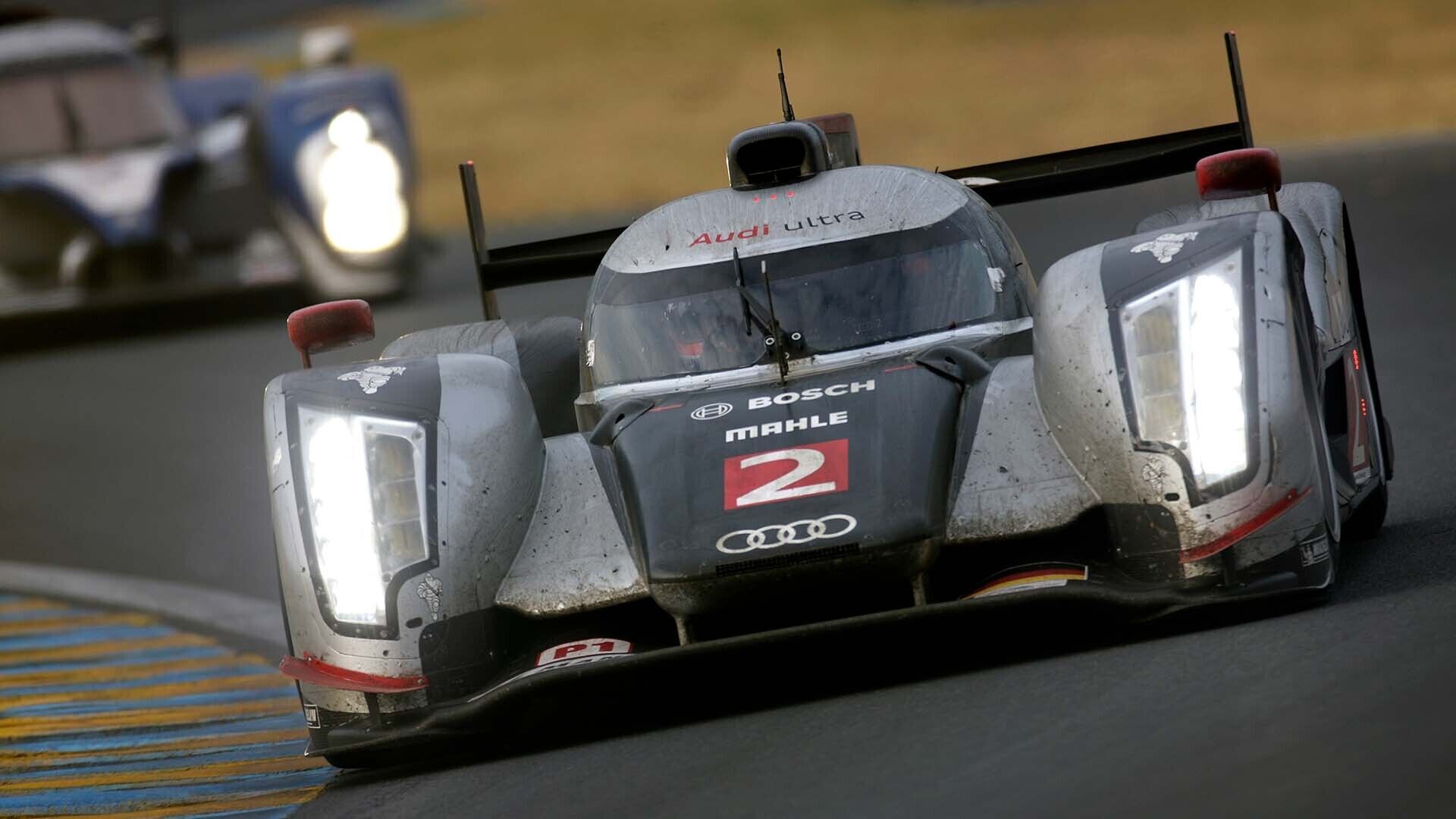 Das Foto zeigt den siegreichen Audi R18 TDI auf der Strecke in Le Mans im Jahr 2011.