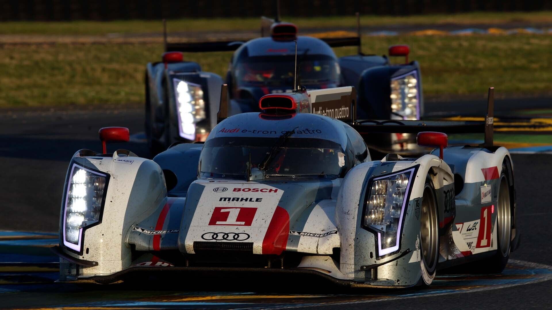 Das Foto zeigt den siegreichen Audi R18 TDI auf der Strecke in Le Mans im Jahr 2012.