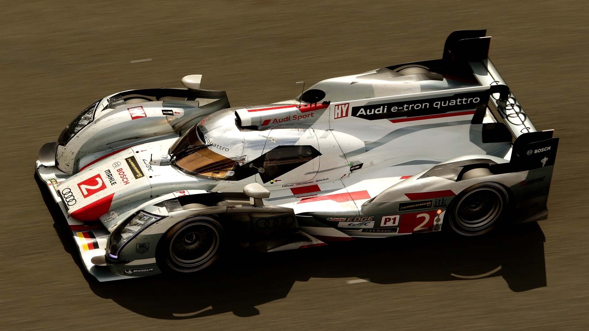 Das Foto zeigt den siegreichen Audi R18 TDI auf der Strecke in Le Mans im Jahr 2013.