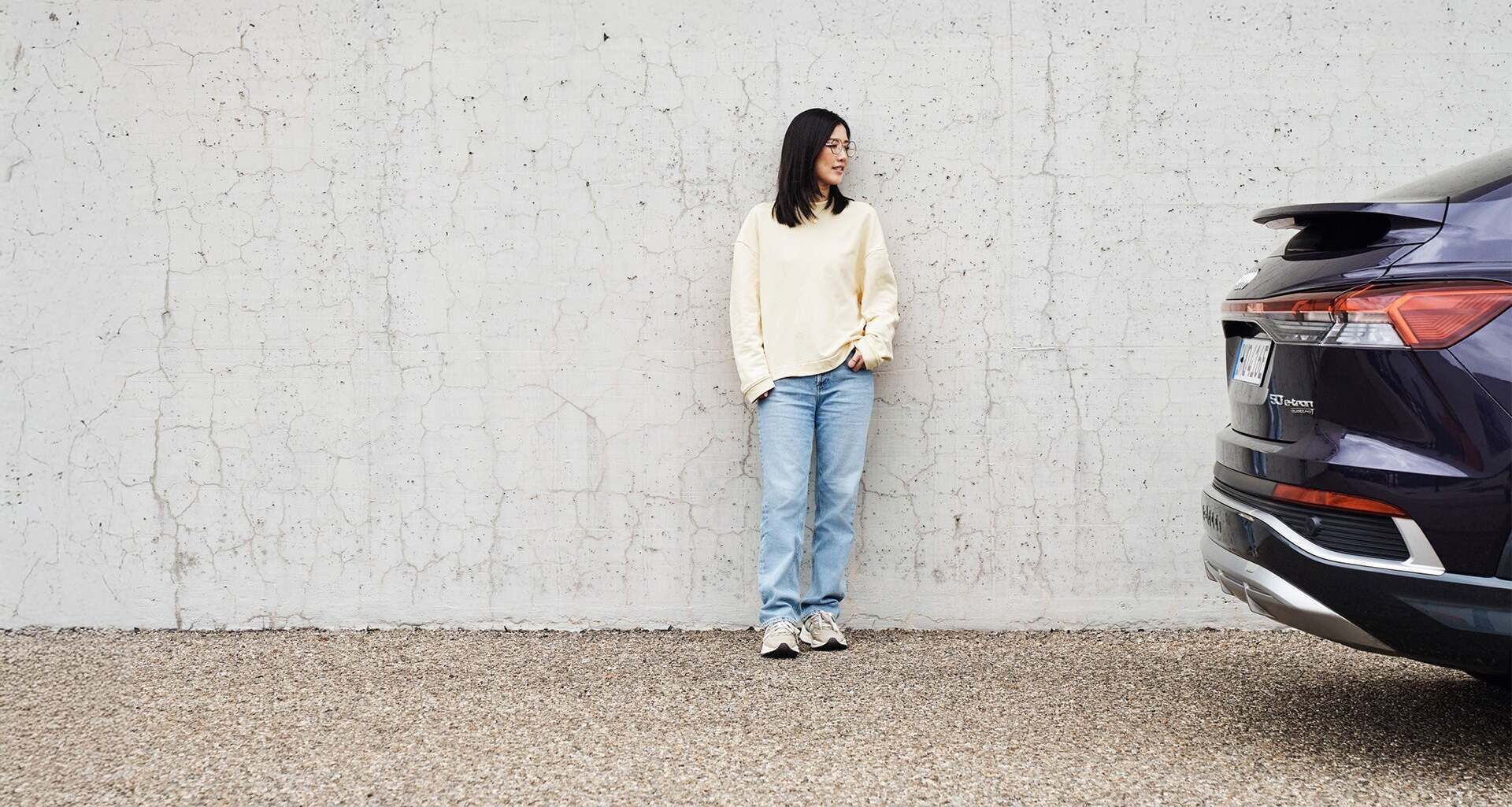 Tiantan steht an einer Wand und guckt nach rechts