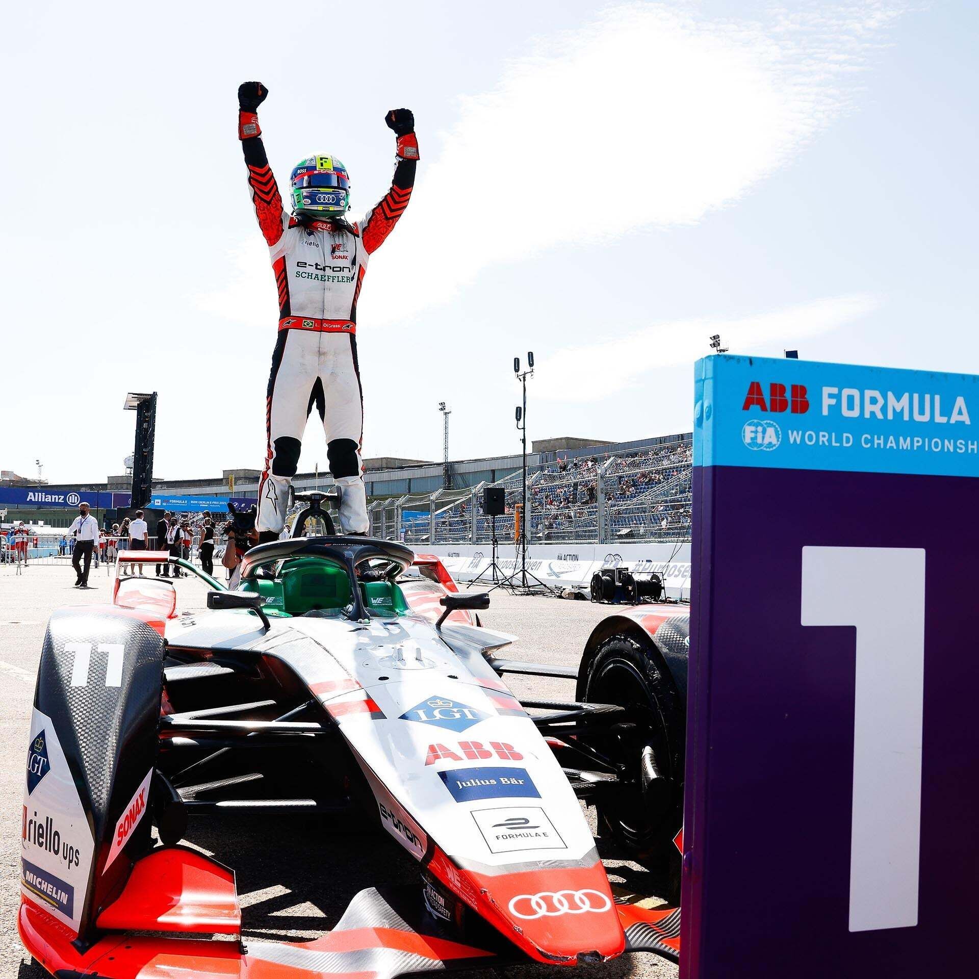 Das Foto zeigt Lucas di Grassi, der 2021 in Berlin seinen Sieg feiert.