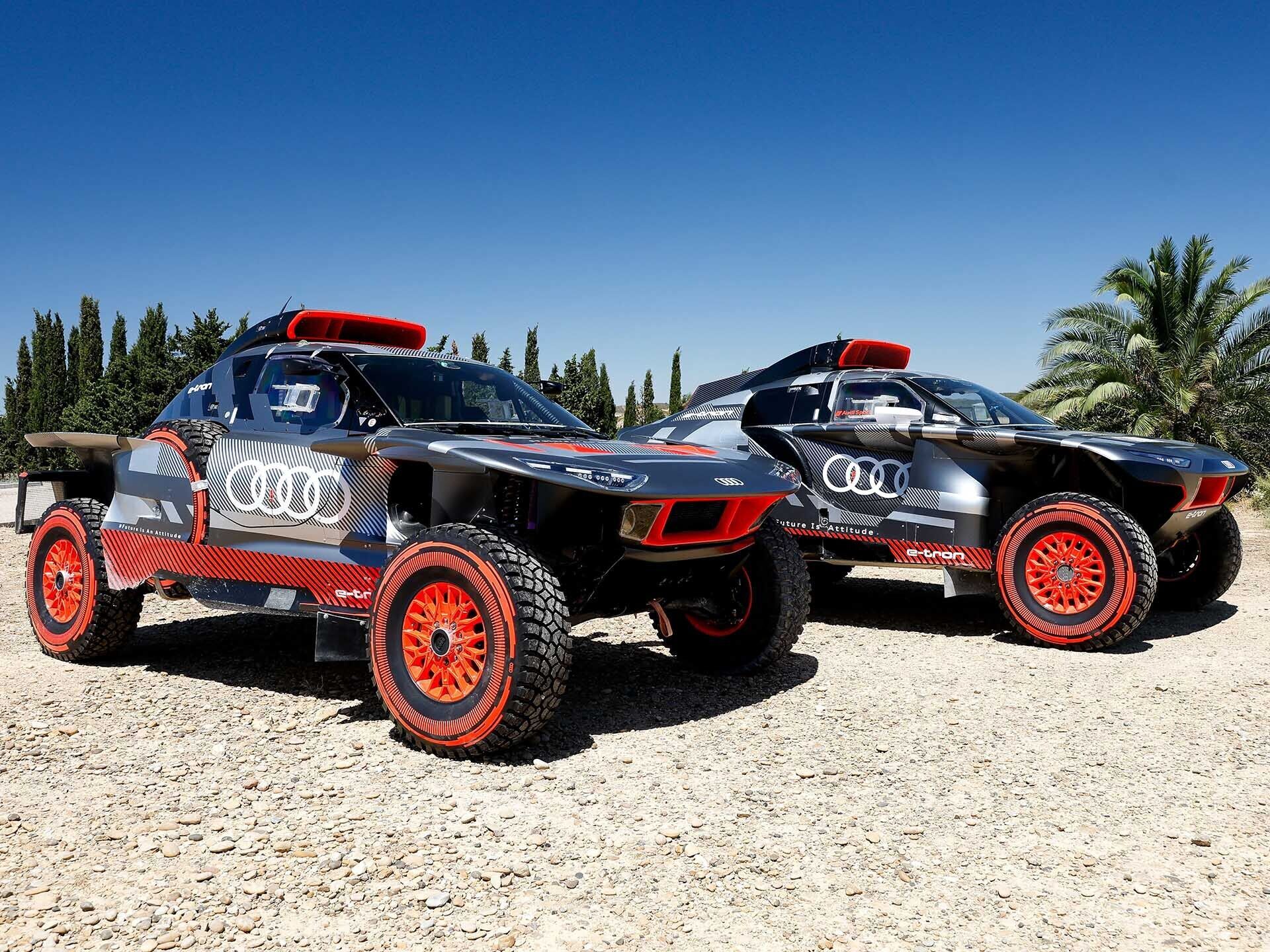 Das Pressefoto zeigt die erste und die zweite Generation der Audi RS Q e-tron-Modelle.