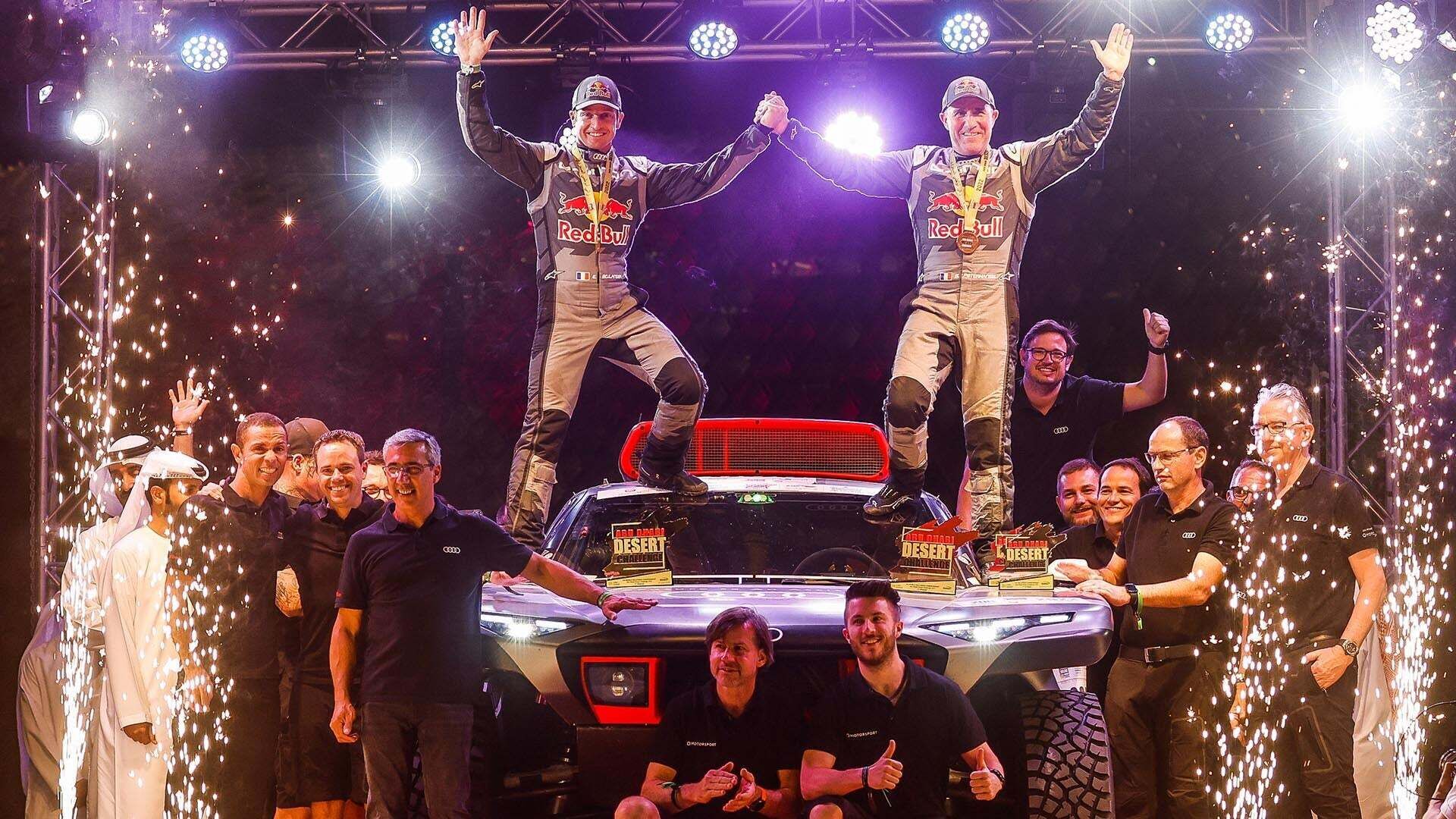 Das Foto zeigt die Siegesfeier bei der Abu Dhabi Desert Challenge 2022.