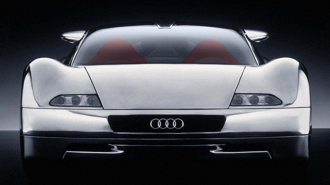 Frontansicht eines historischen Audi Rennwagens vor dunklem Hintergrund.