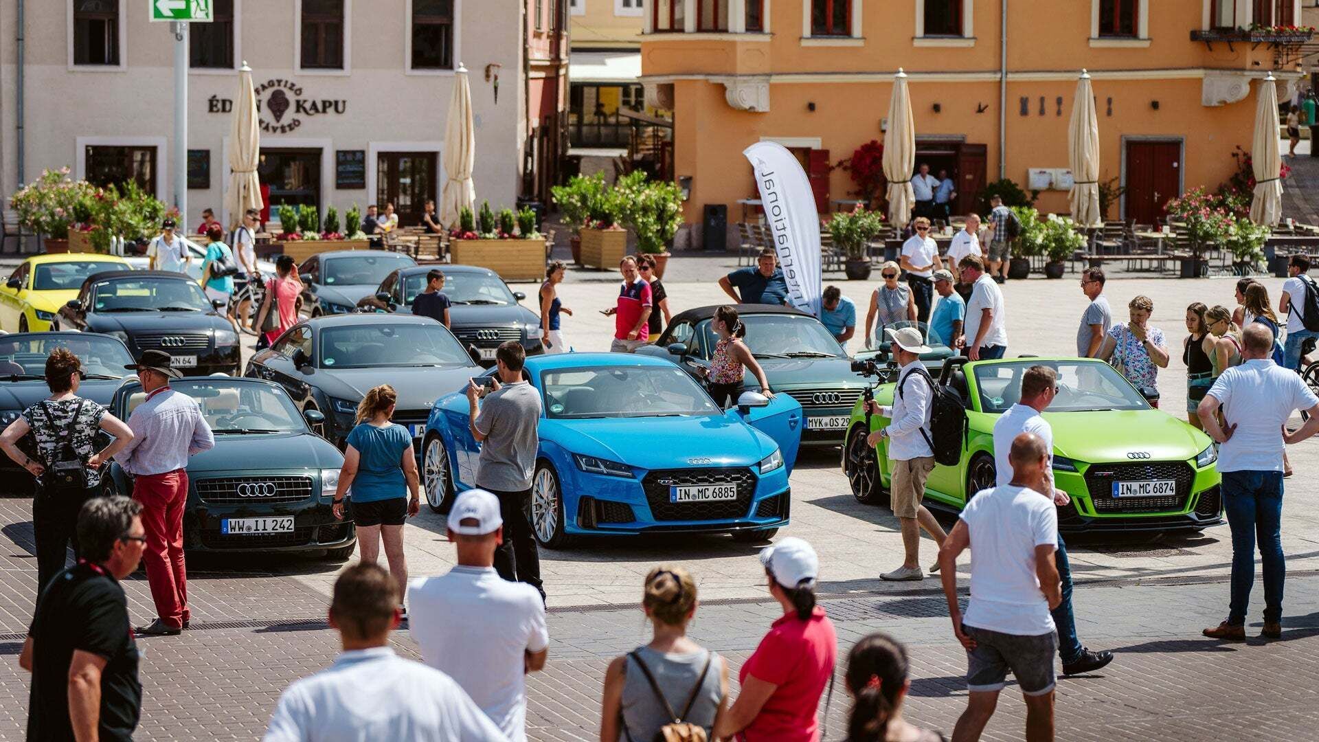 Zahlreiche Menschen schauen sich verschiedene Audi Modelle an.