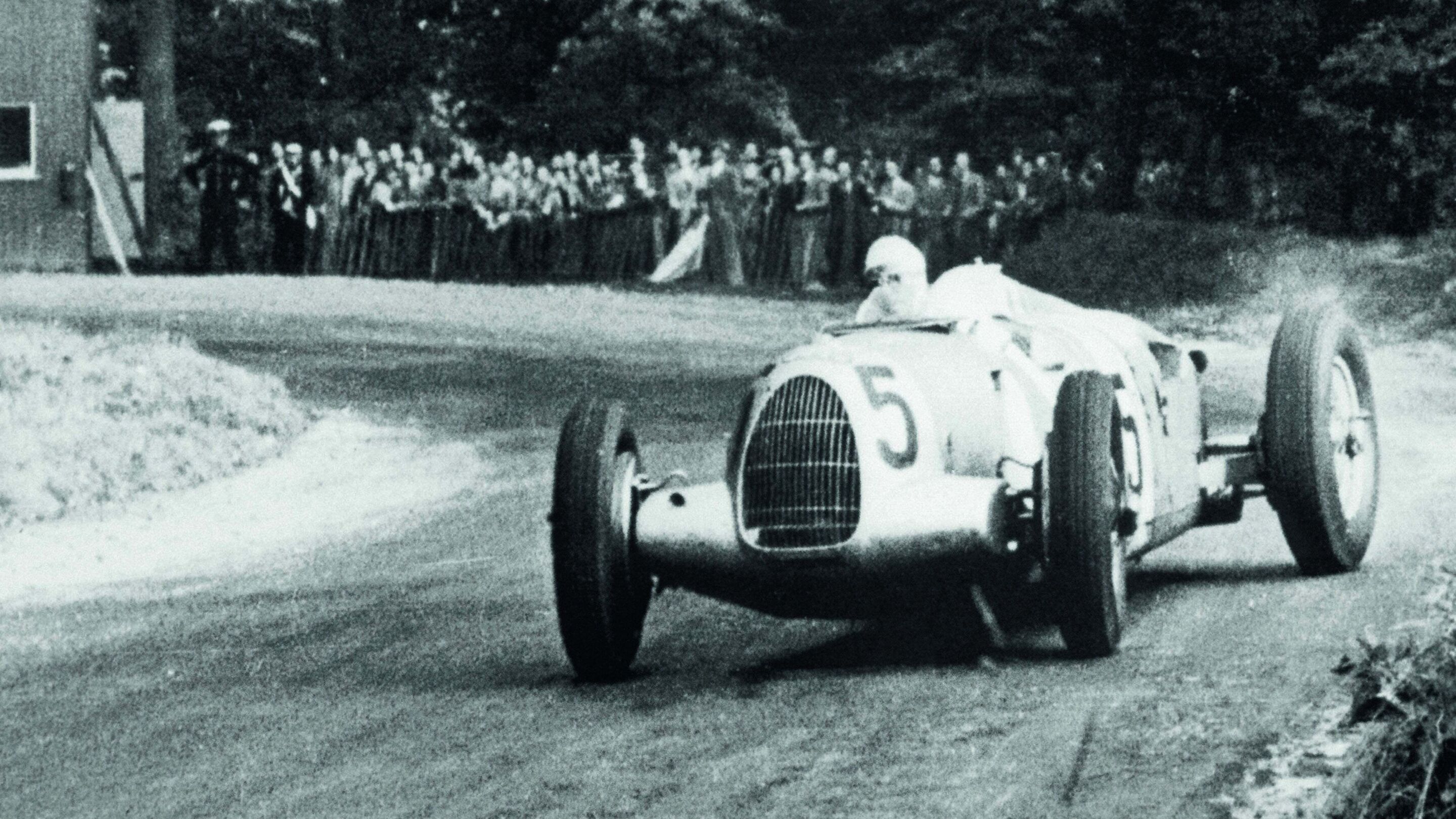Das Foto zeigt einen Auto Union Typ C Grand Prix-Rennwagen auf der Strecke in Donington im Jahr 1937.