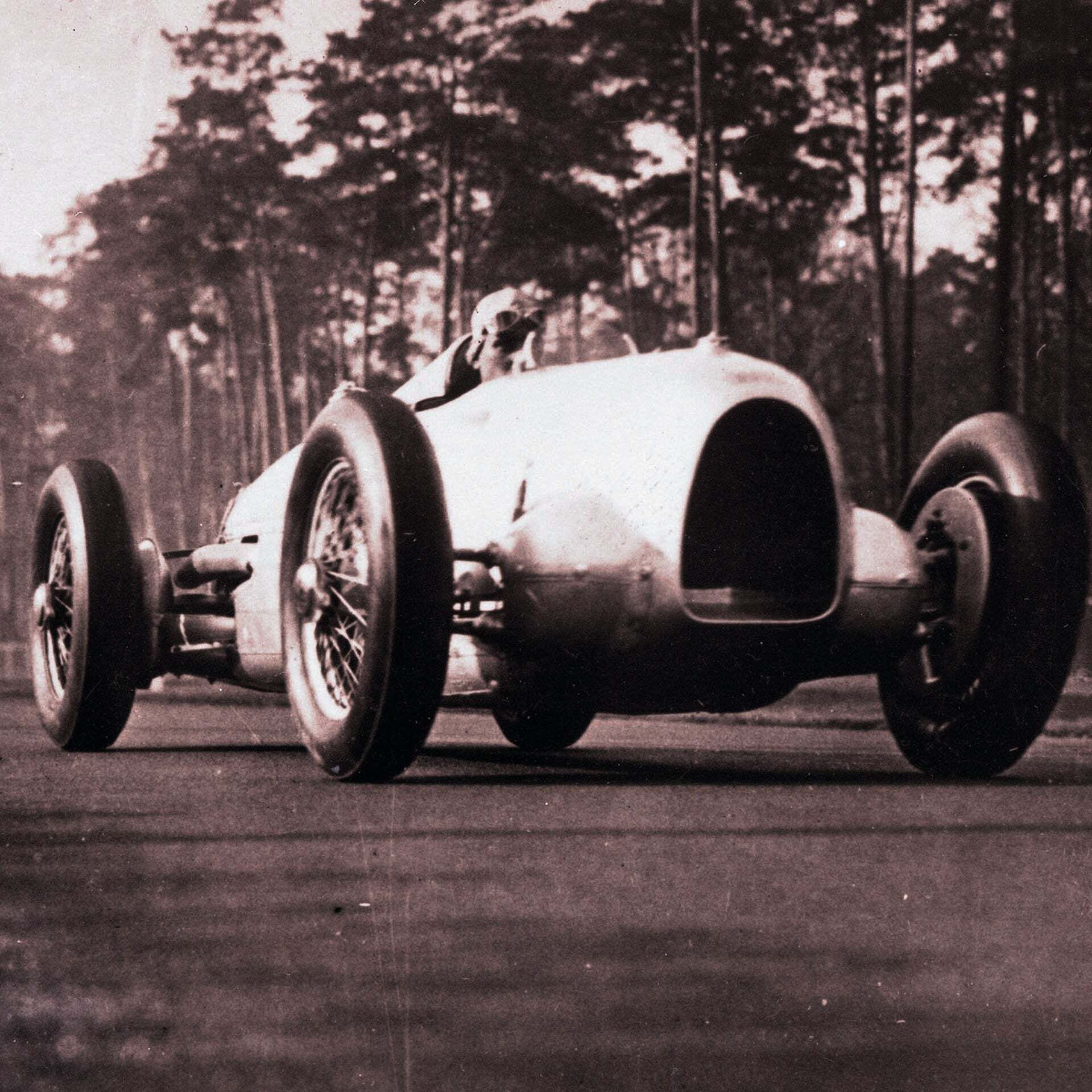 Das Foto zeigt einen Auto Union Typ A-Rennwagen bei einem Rekordversuch auf der Avus.