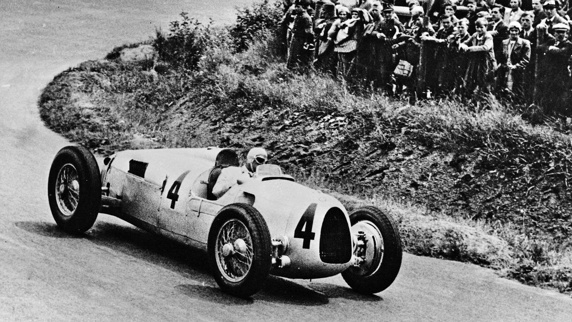 Das Foto zeigt einen Auto Union Typ C Grand-Prix-Rennwagen auf der Strecke am Nürburgring im Jahr 1936.