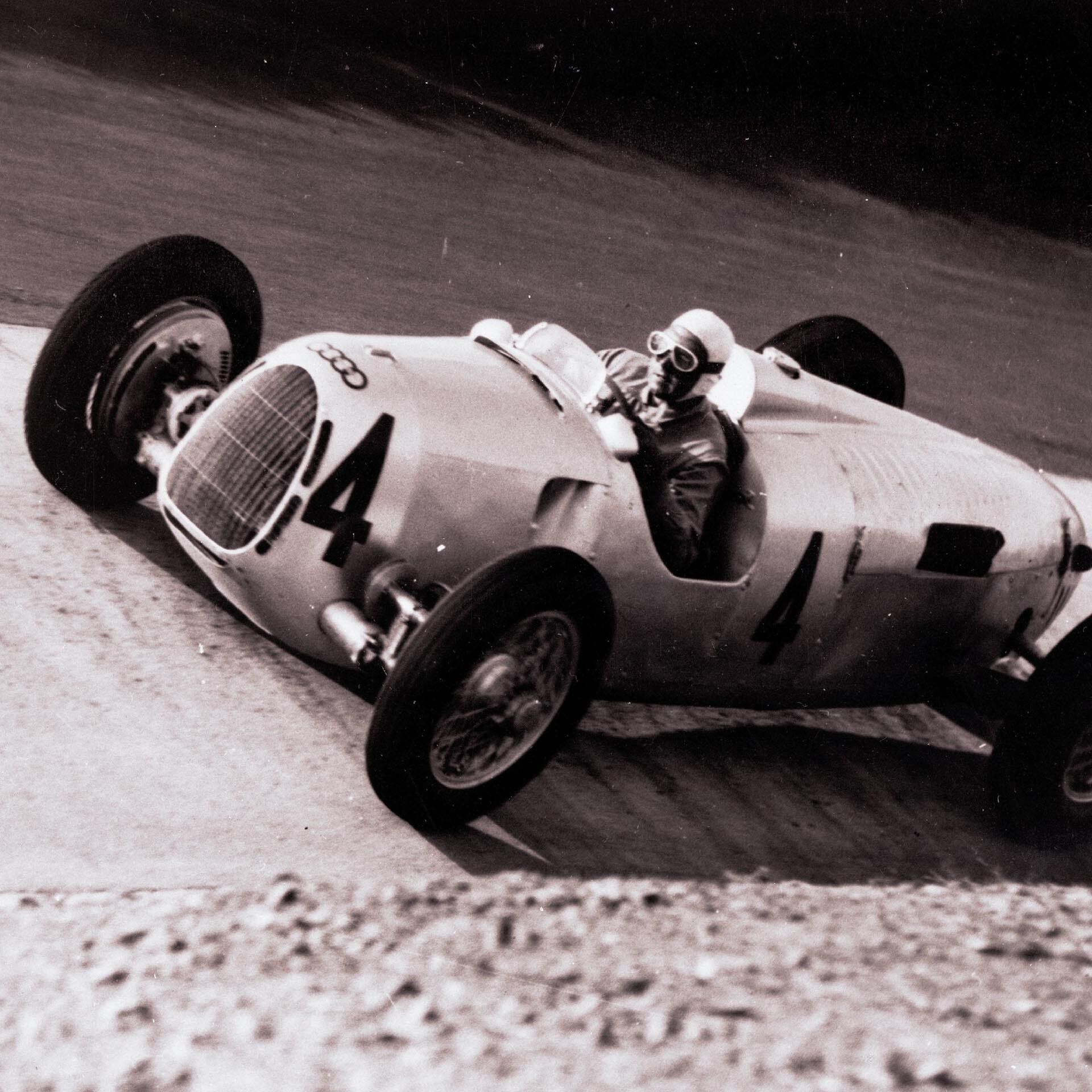 Das Foto zeigt einen Auto Union Typ C Grand-Prix-Rennwagen auf der Strecke am Nürburgring.