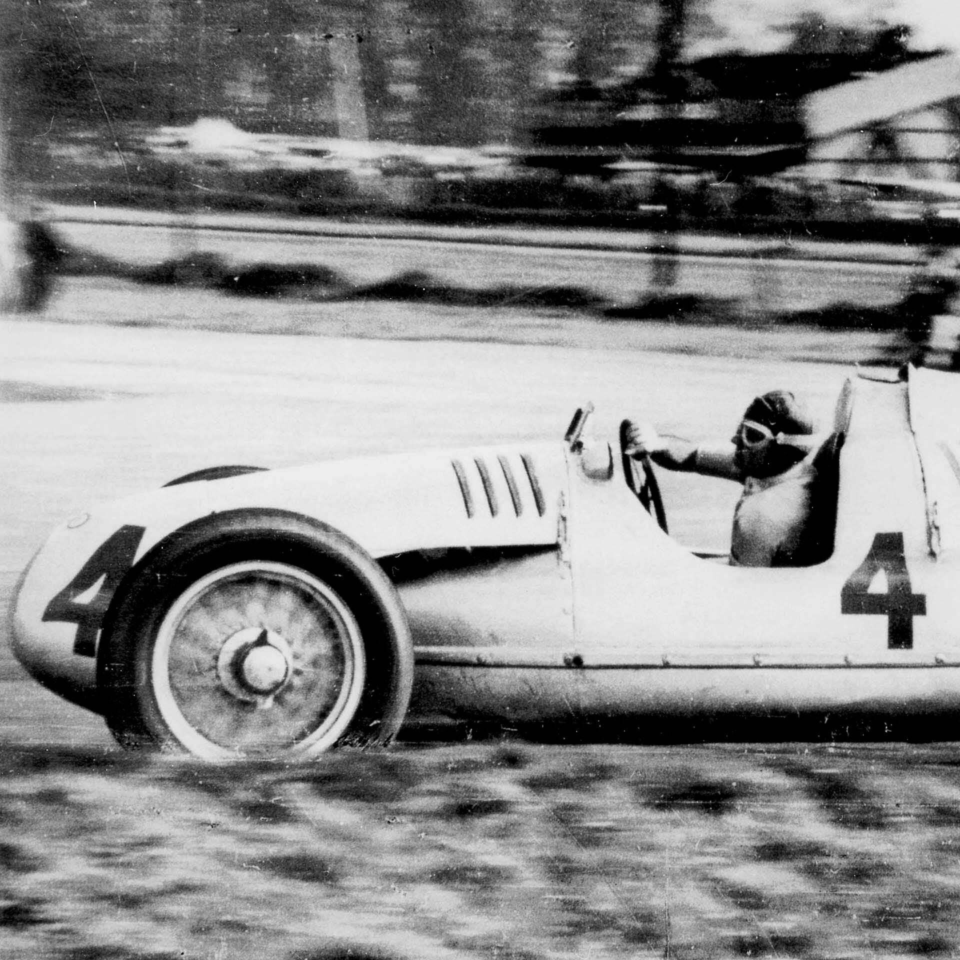 Das Foto zeigt einen Auto Union Typ D Grand-Prix-Rennwagen auf der Strecke in Donington im Jahr 1938.