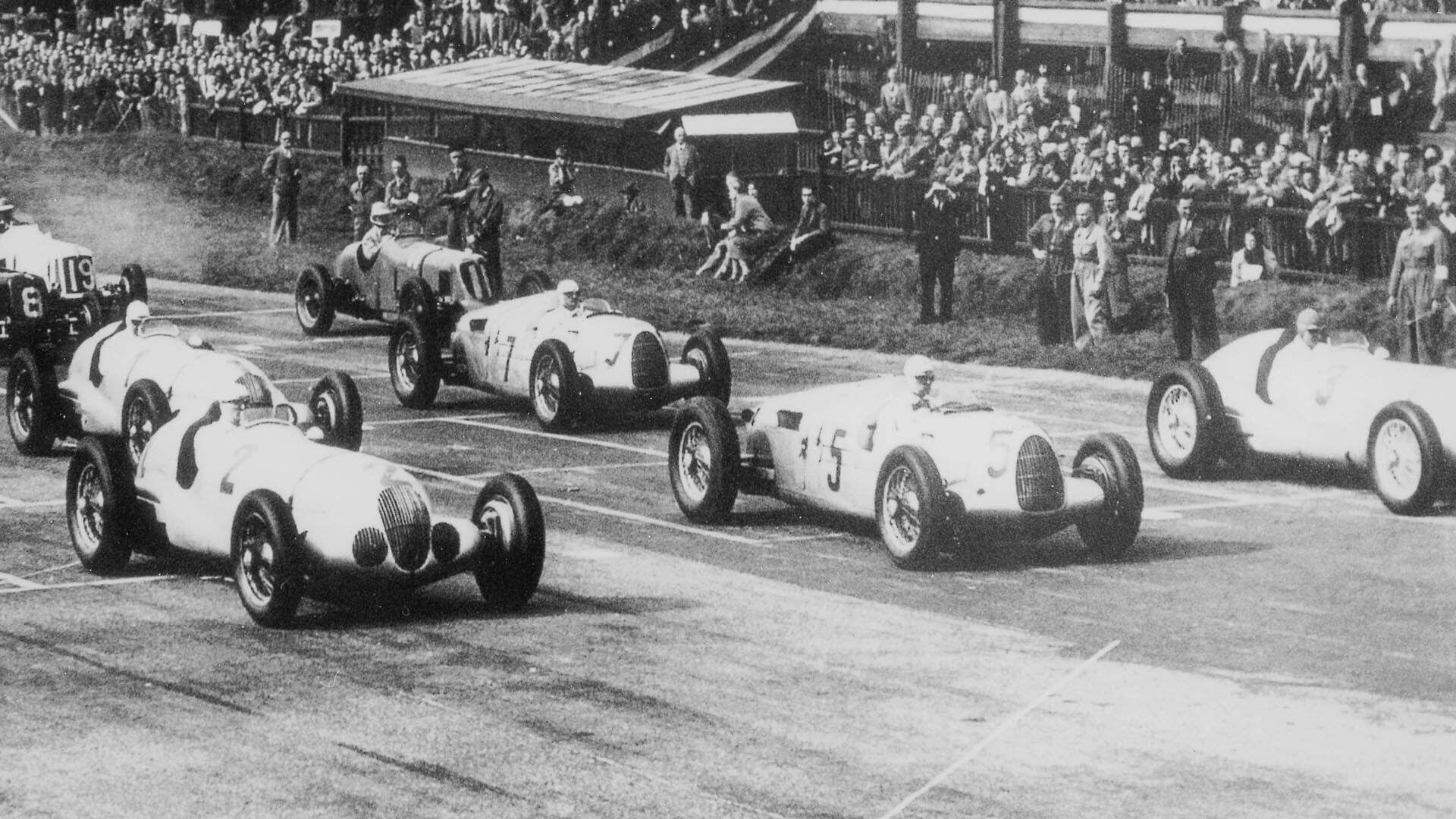 Das Foto zeigt den Start des Donington Grand Prix 1937.