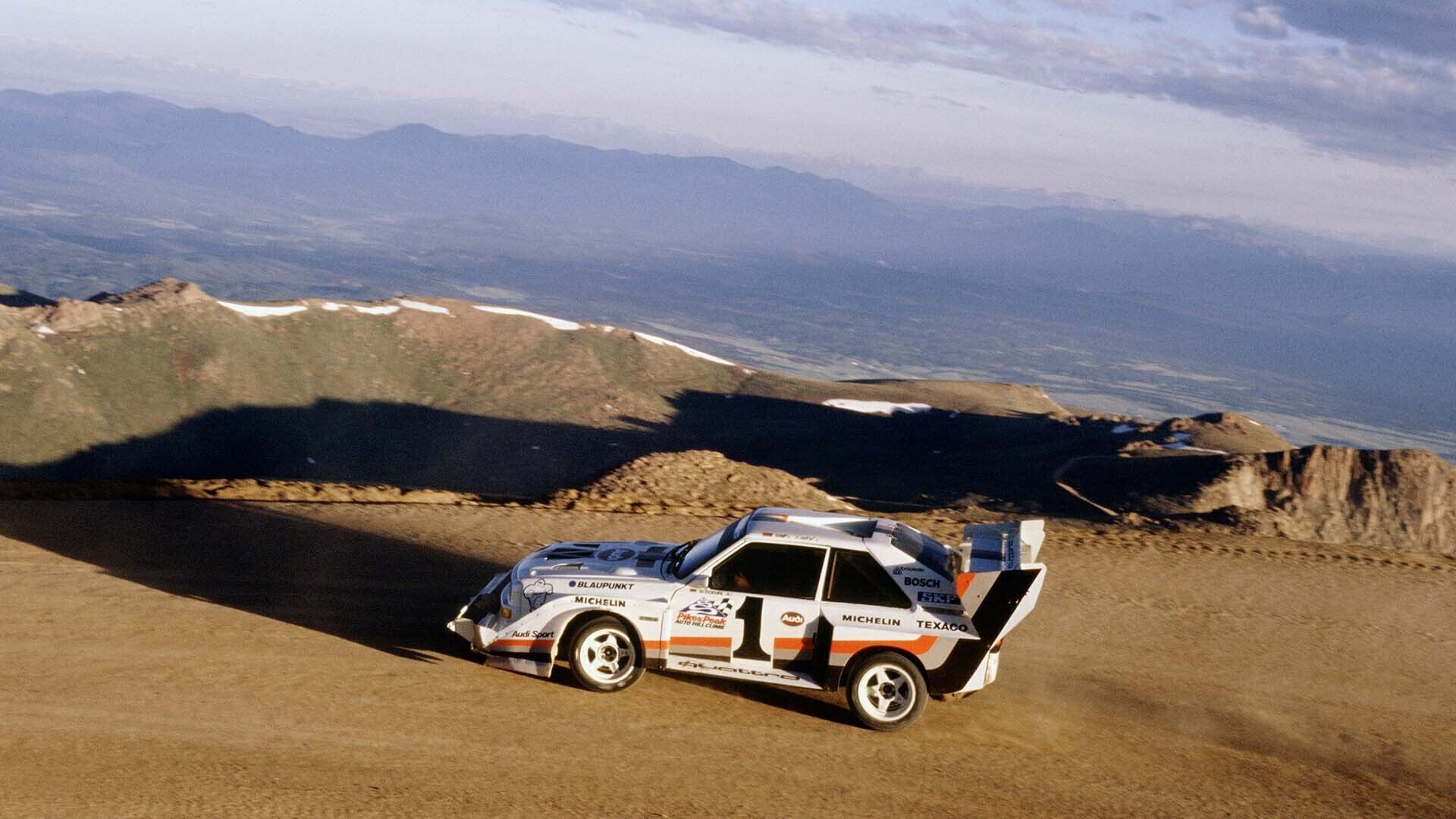 Das Foto zeigt ein Audi Sport quattro S1 E2 Rallyeauto auf Schotter beim Bergrennen am Pikes Peak in den USA 1987.