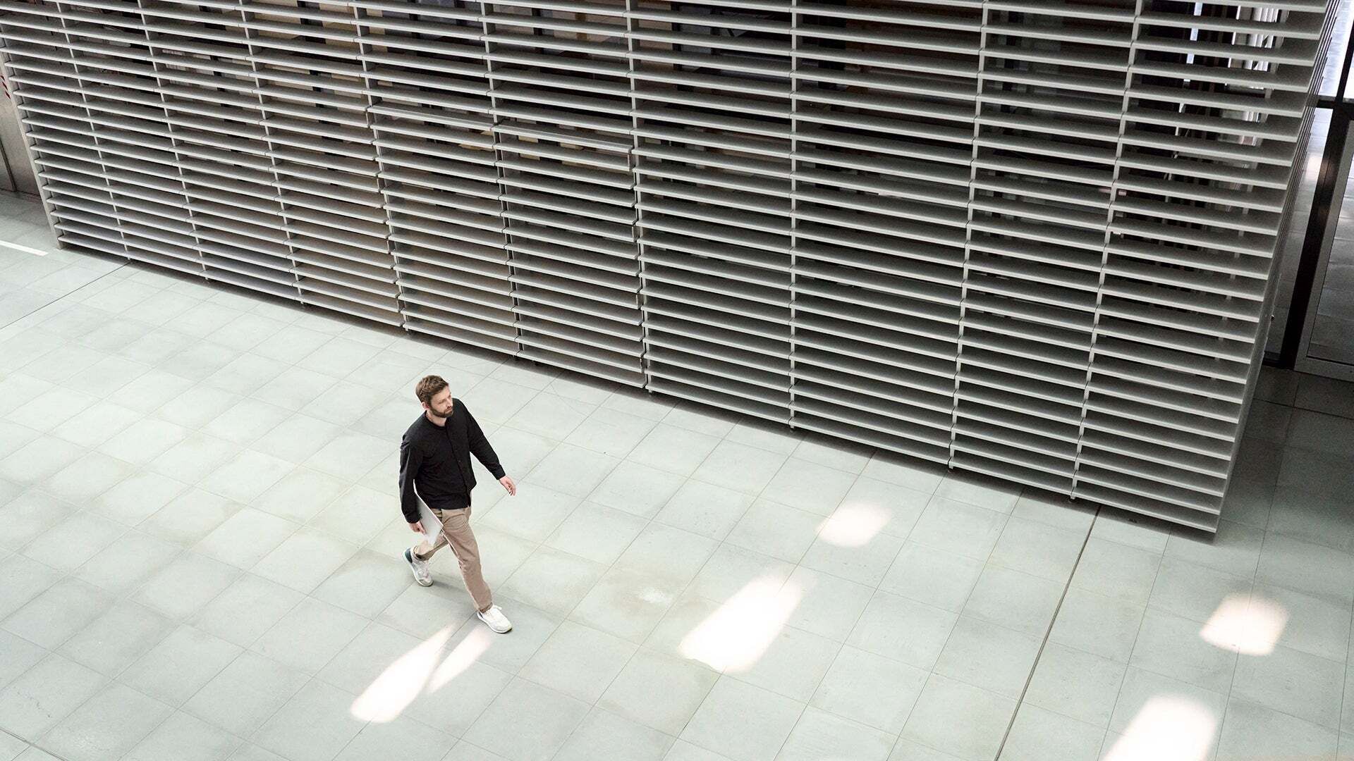 Andreas Kühne runs past a wall