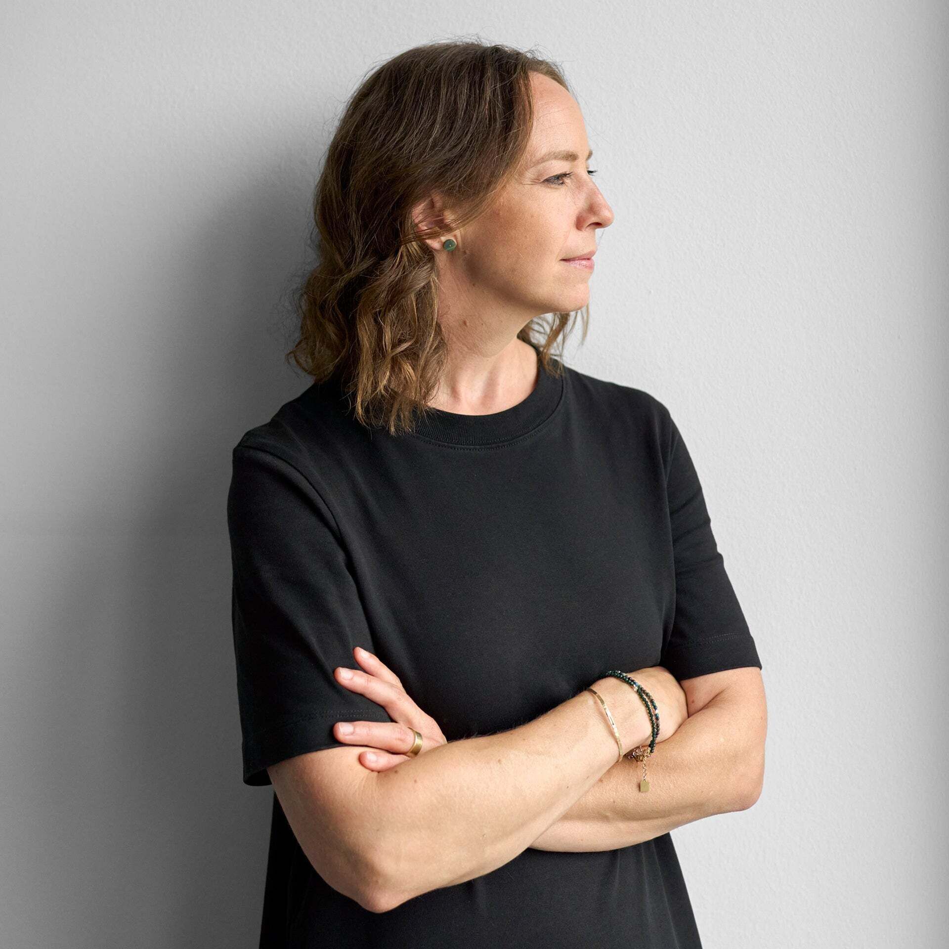 Melanie Limmer has her hands in her trouser pockets and is leaning against a wall