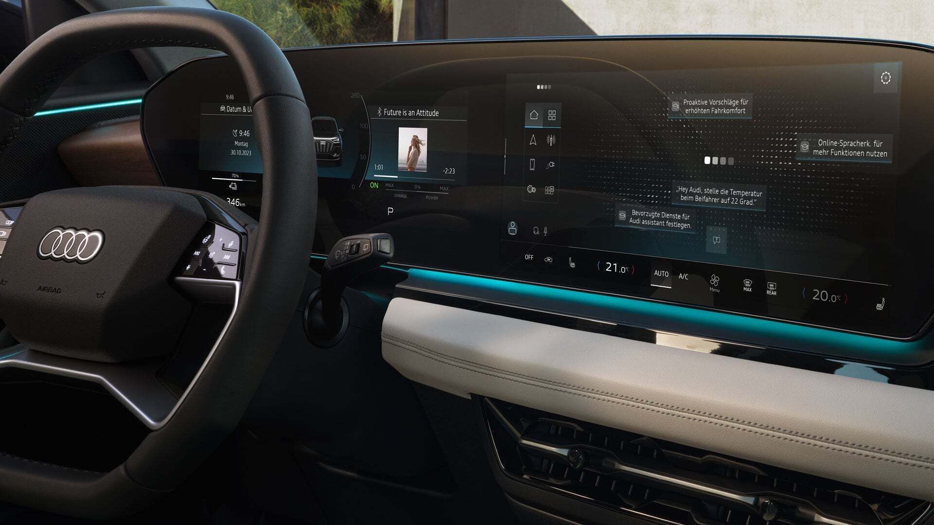 Das MMI im Audi Armaturenbrett zeigt den Audi Assistant auf dem Display. Text-Button zeigen die Optionen und Vorschläge des Assistenten.