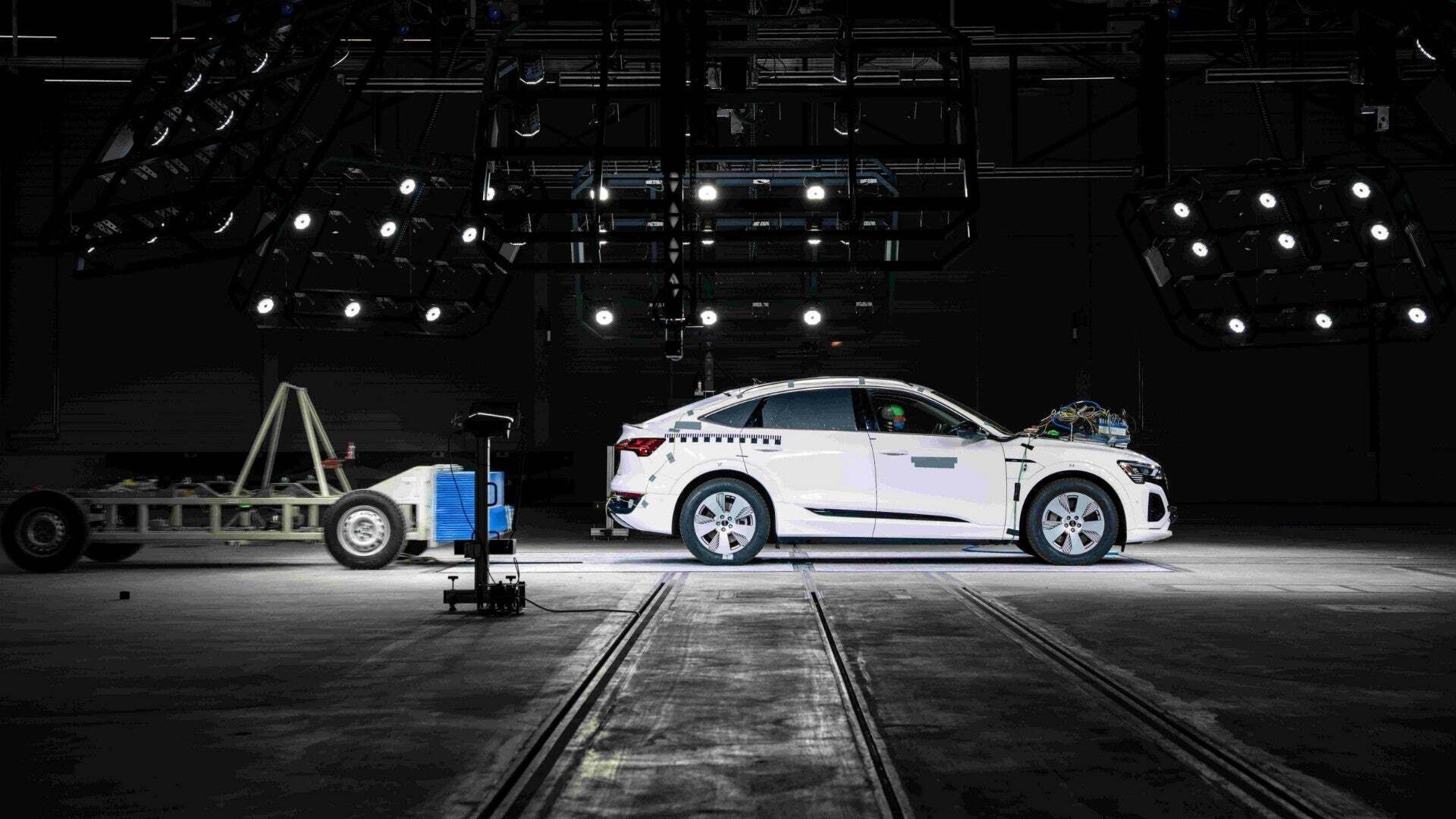 Heckcrashtest mit einem Audi Q8 e-tron
