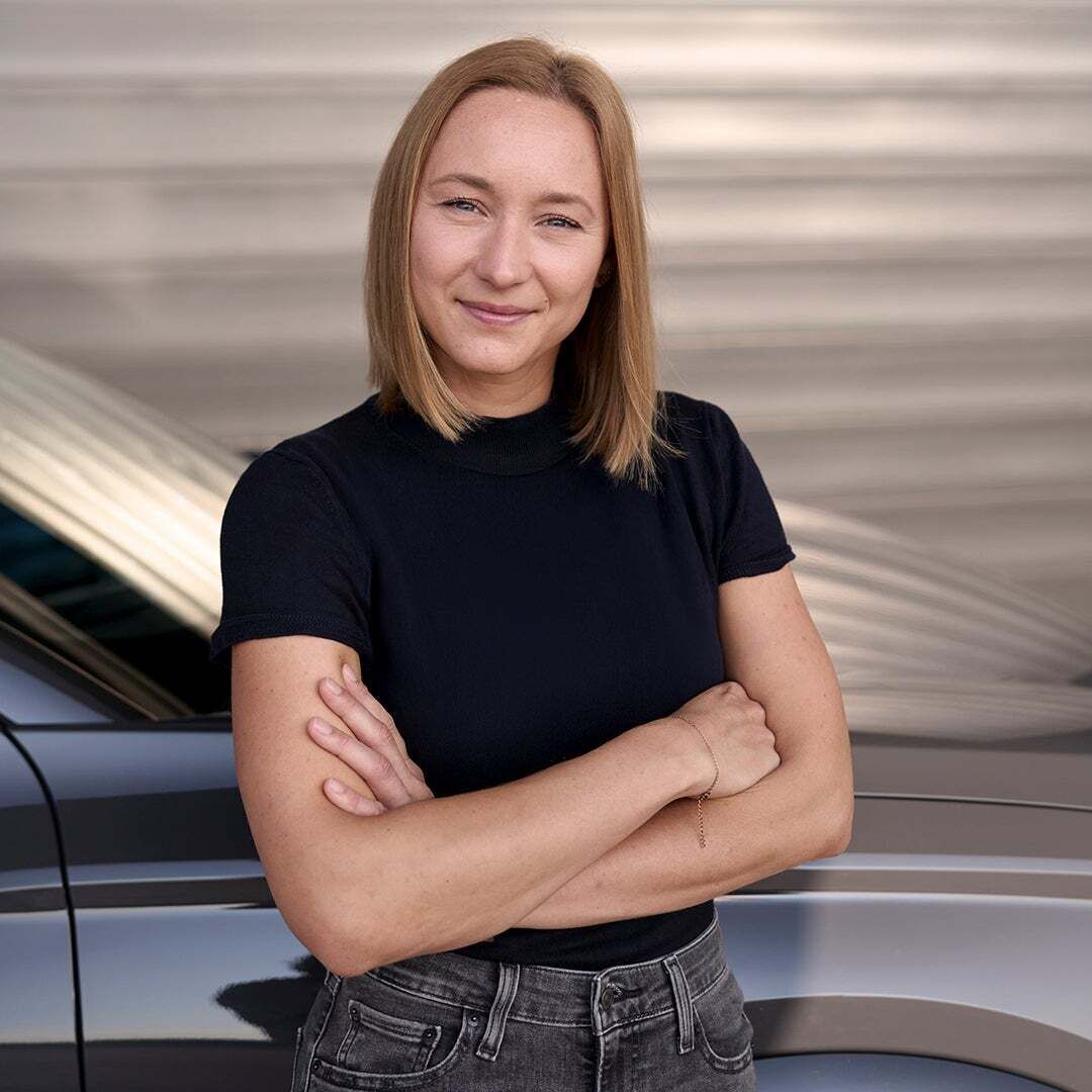 Sophia Schupritt schaut in die Kamera und verschränkt die Arme