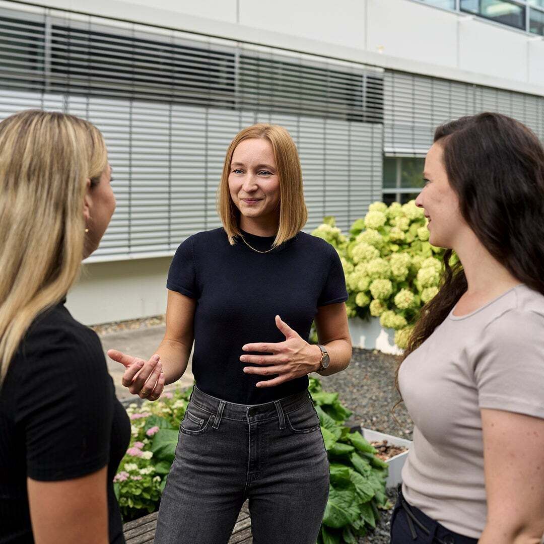 Sophia Schupritt ist im Gespräch mit Kollegen