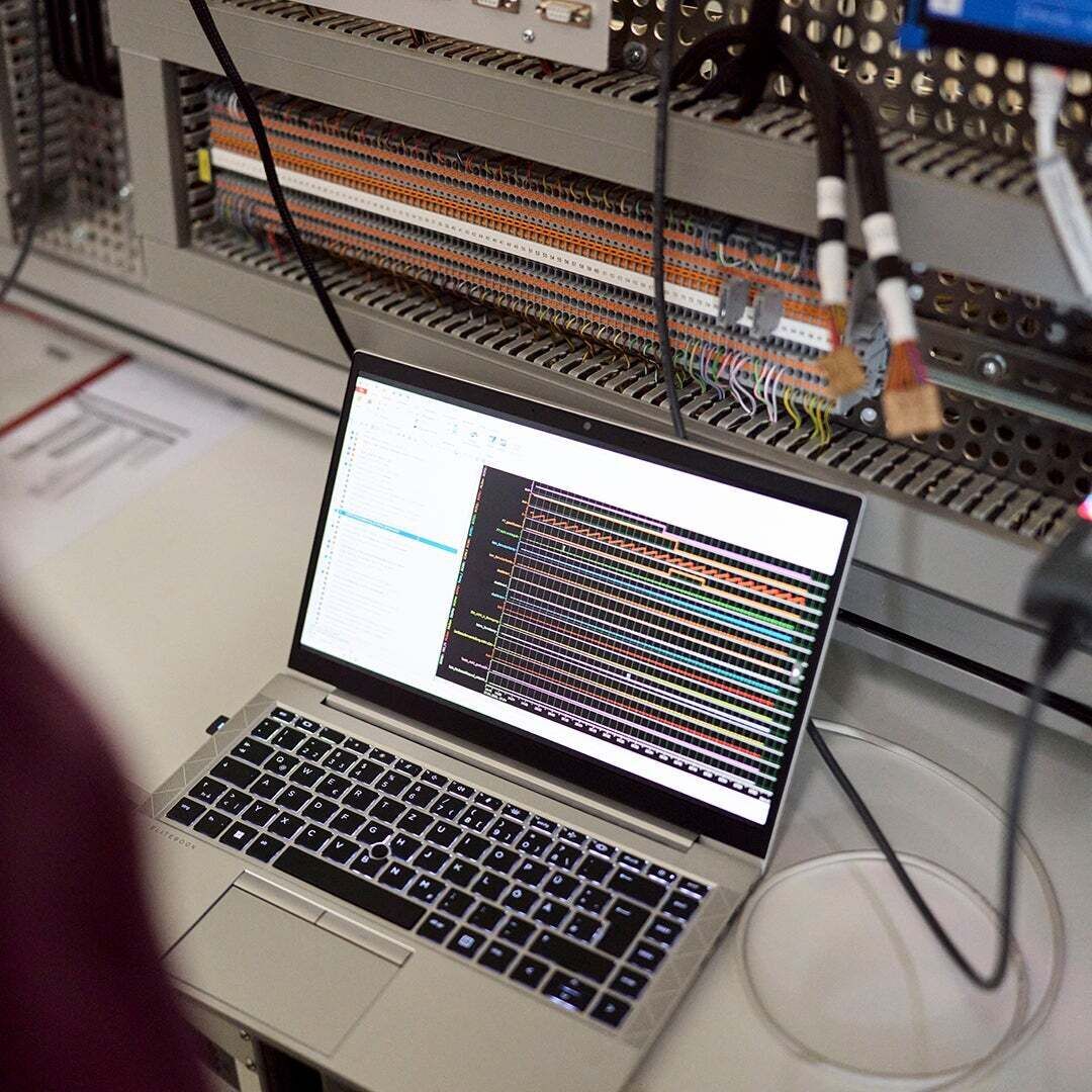 Display eines Laptops mit Grafiken darauf