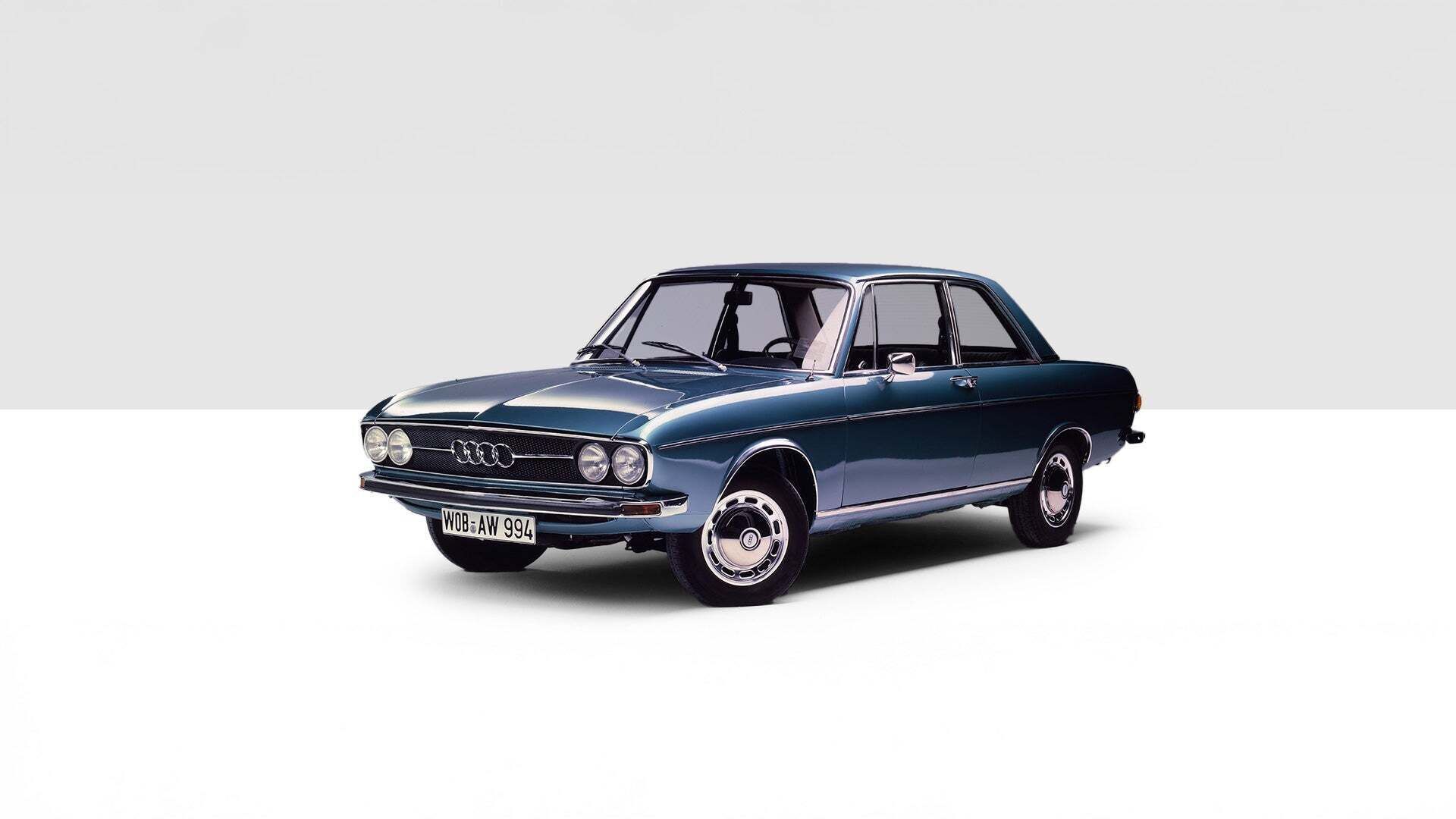 Illustration eines blauen Audi 100 auf einem grau-weißen Hintergrund