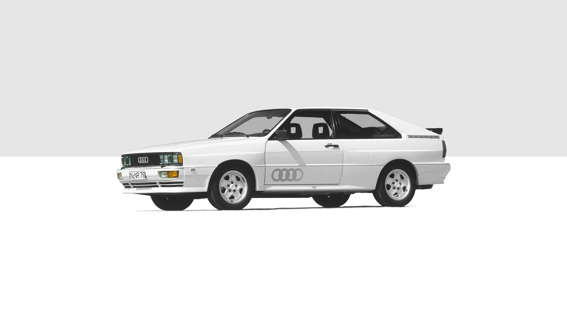 Illustration des Audi quattro in Weiß auf grau-weißem Hintergrund - Illustration des Audi quattro in Weiß auf grau-weißem Hintergrund