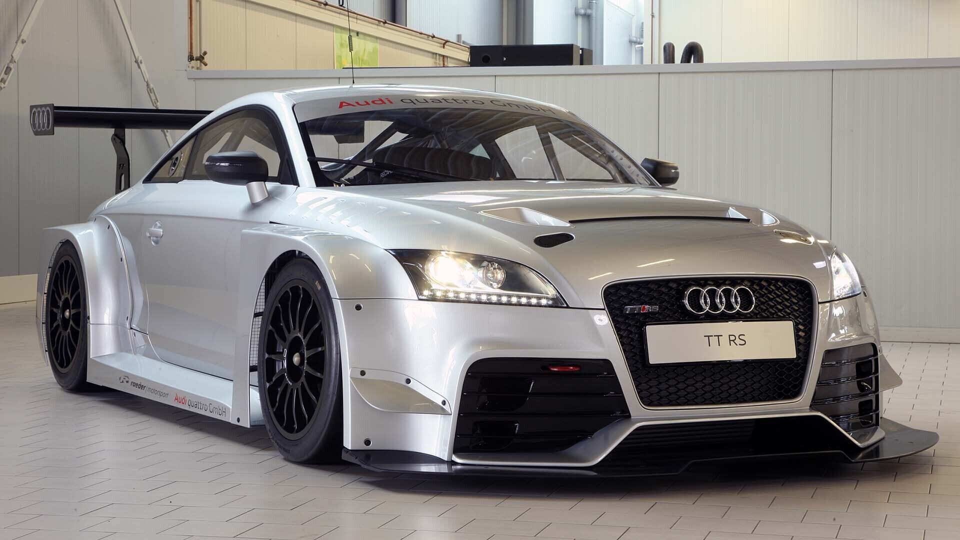 A picture showing the Audi TT RS VLN in a workshop.