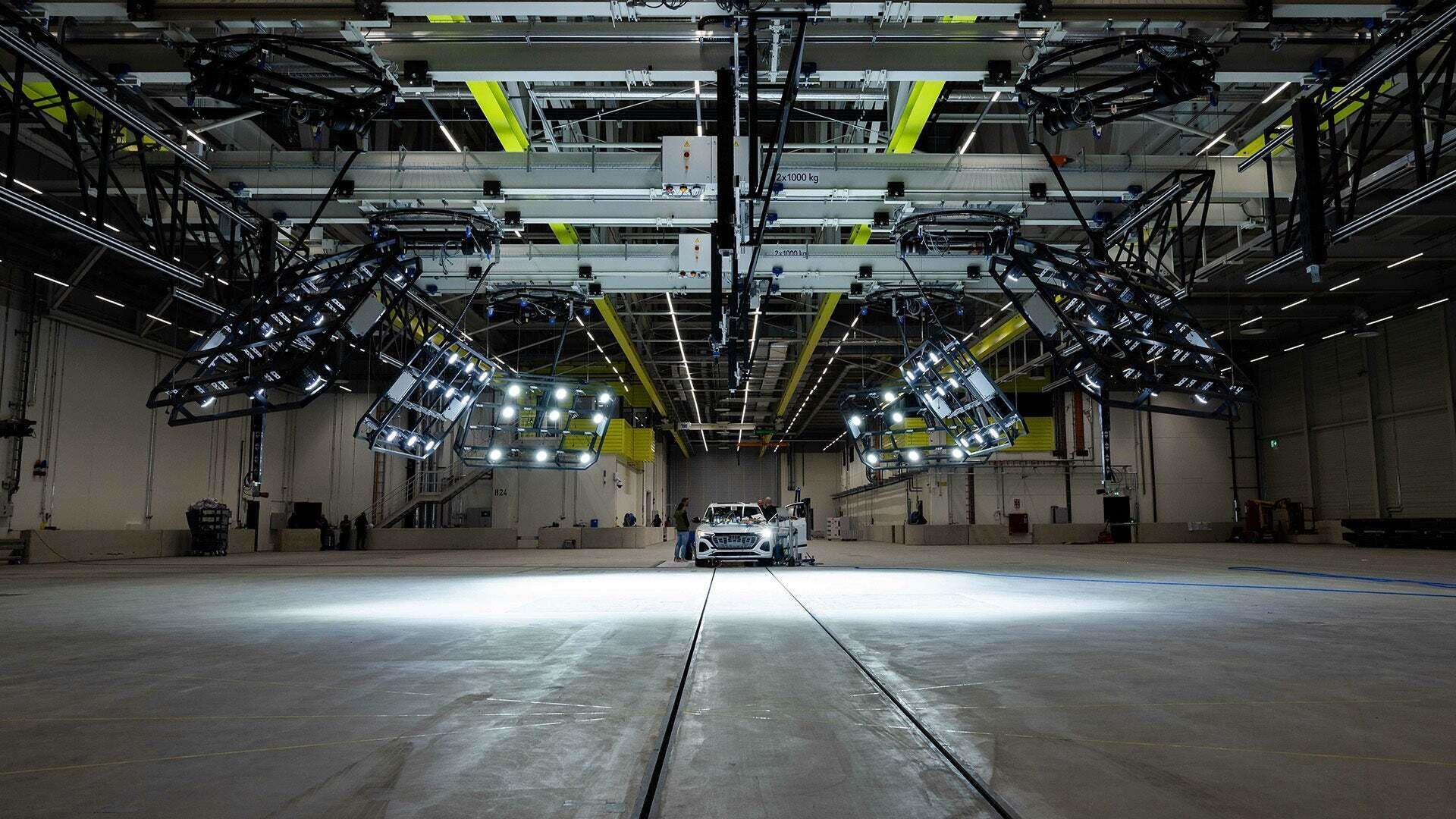 Weißer Audi in einer großen Testhalle unter spezieller Beleuchtung