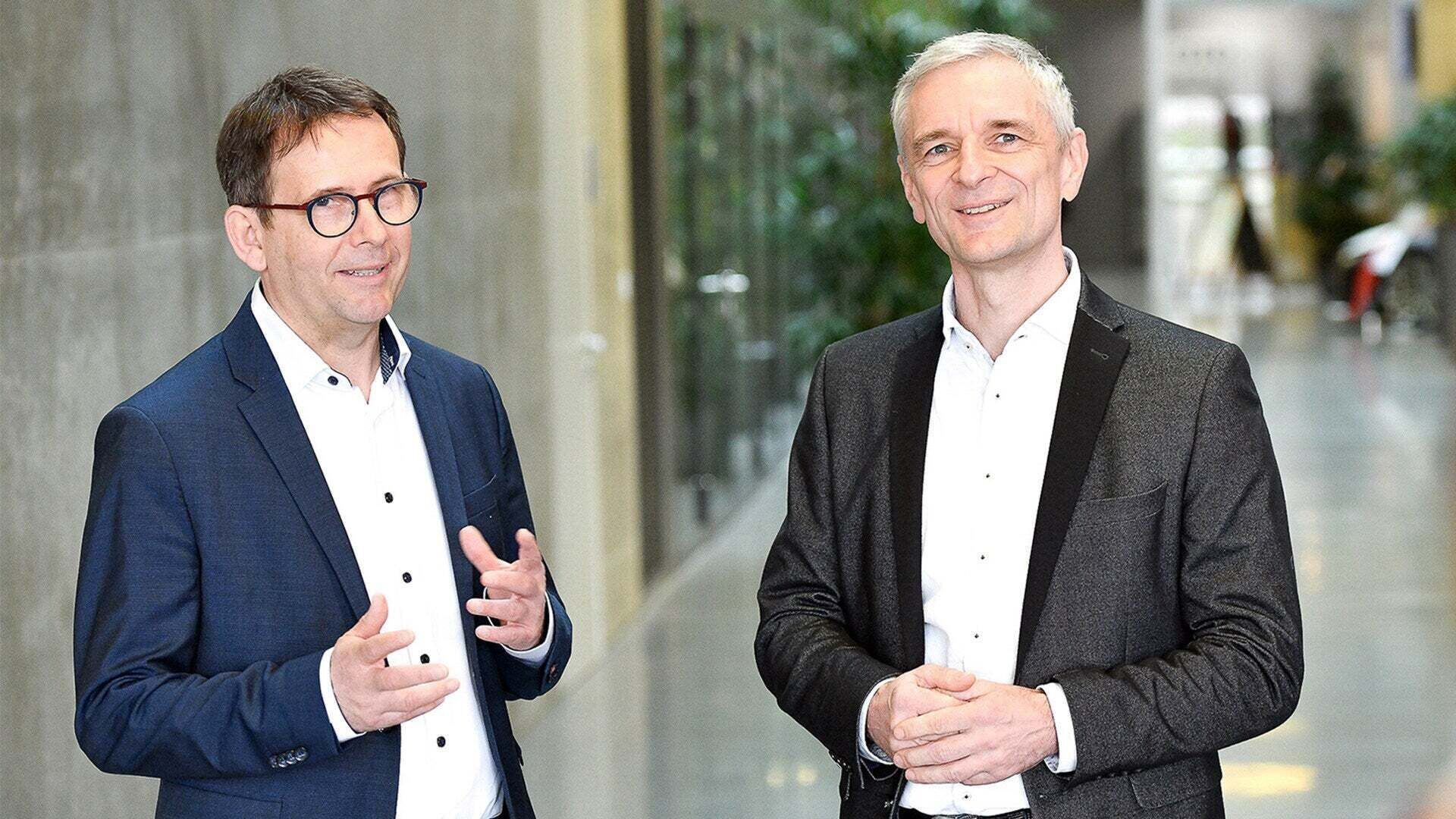 Thomas Hasenbank und Michael Korte sind im Gespräch mit einer Person hinter der Kamera