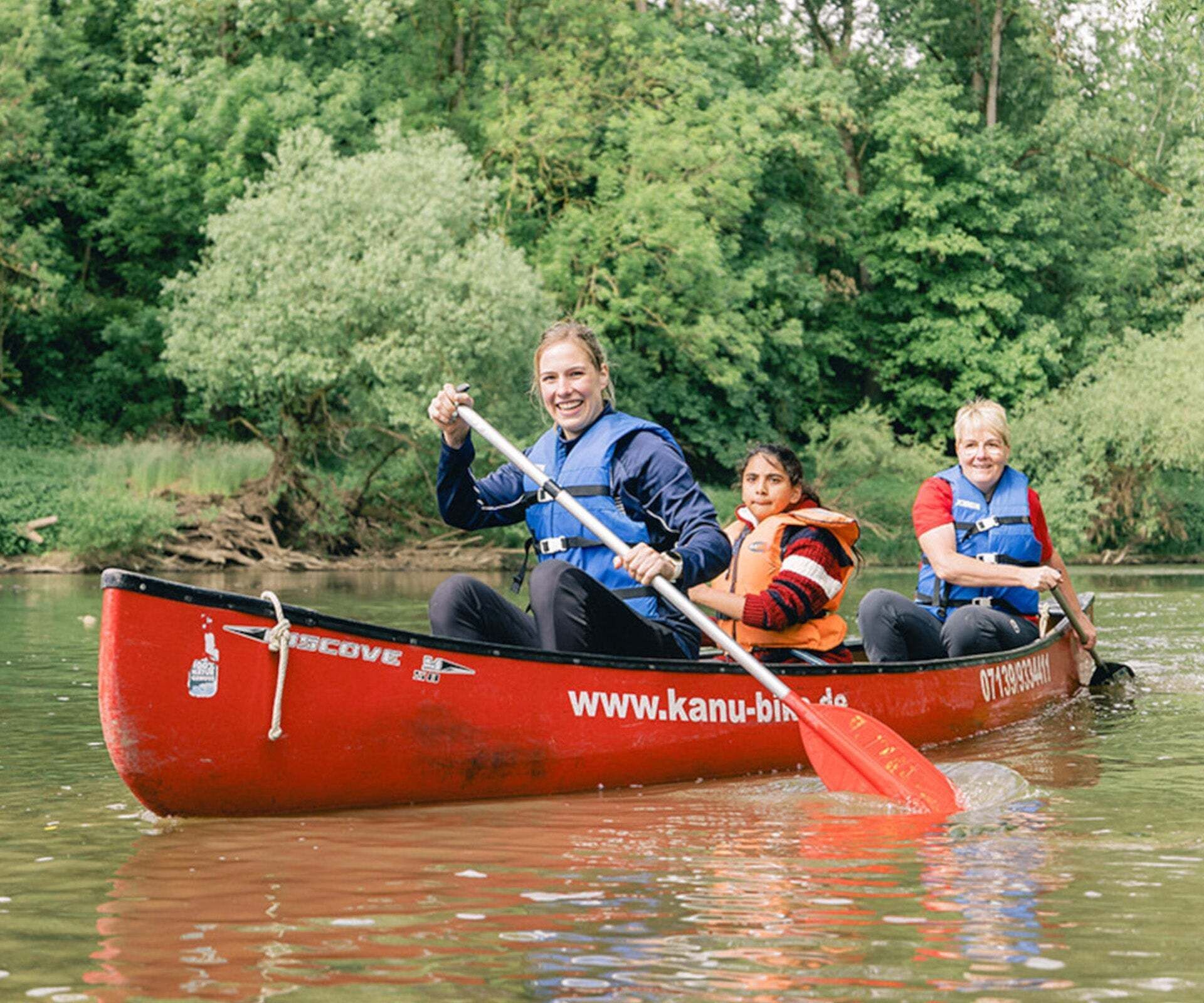 Paddling together with young people from the JuLe Neckarsulm on the river Kocher: Audi employee Sabine Steinacker (right) and team.