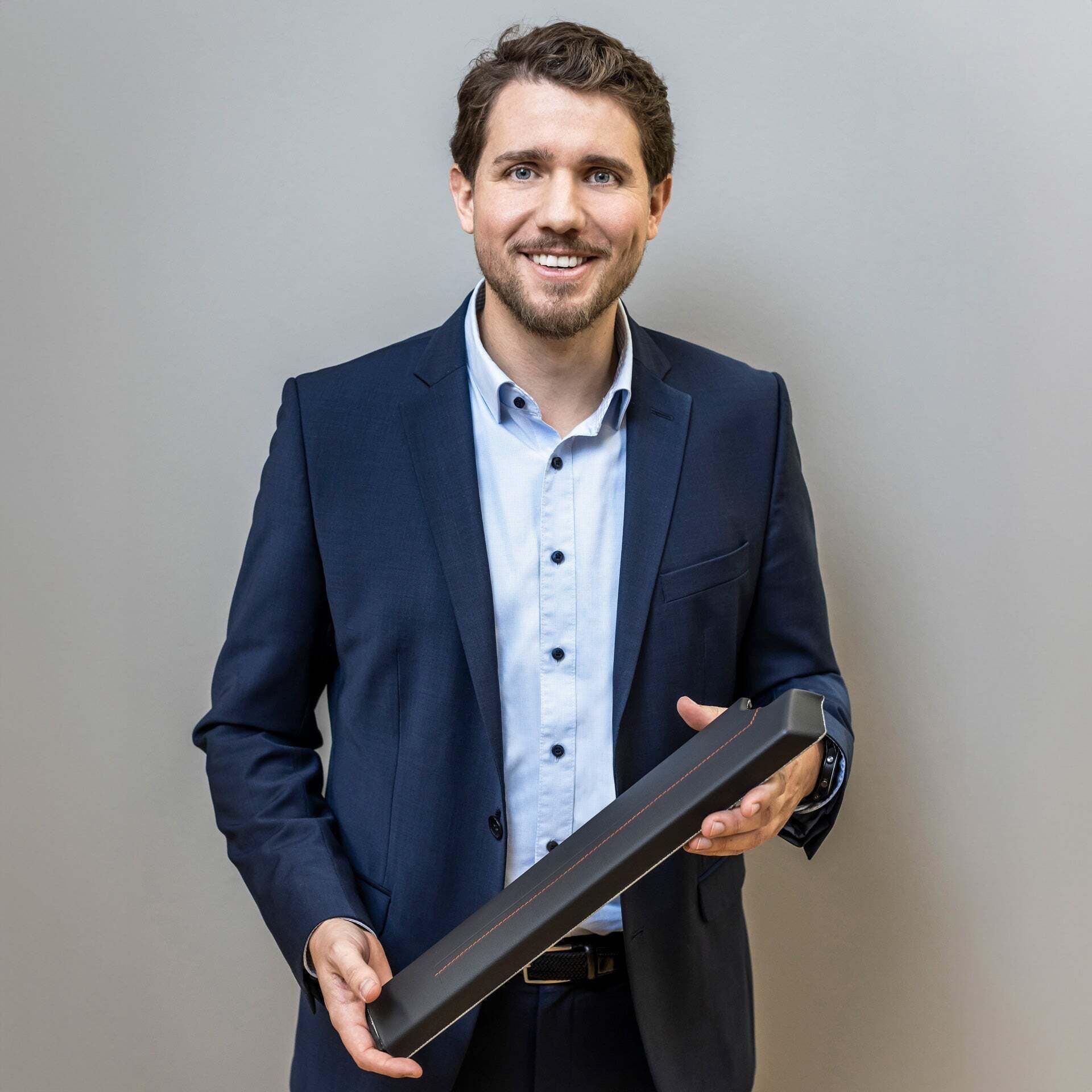 Kai Schauerte in portrait with a component in his hands - Kai Schauerte in portrait with a component in his hands
