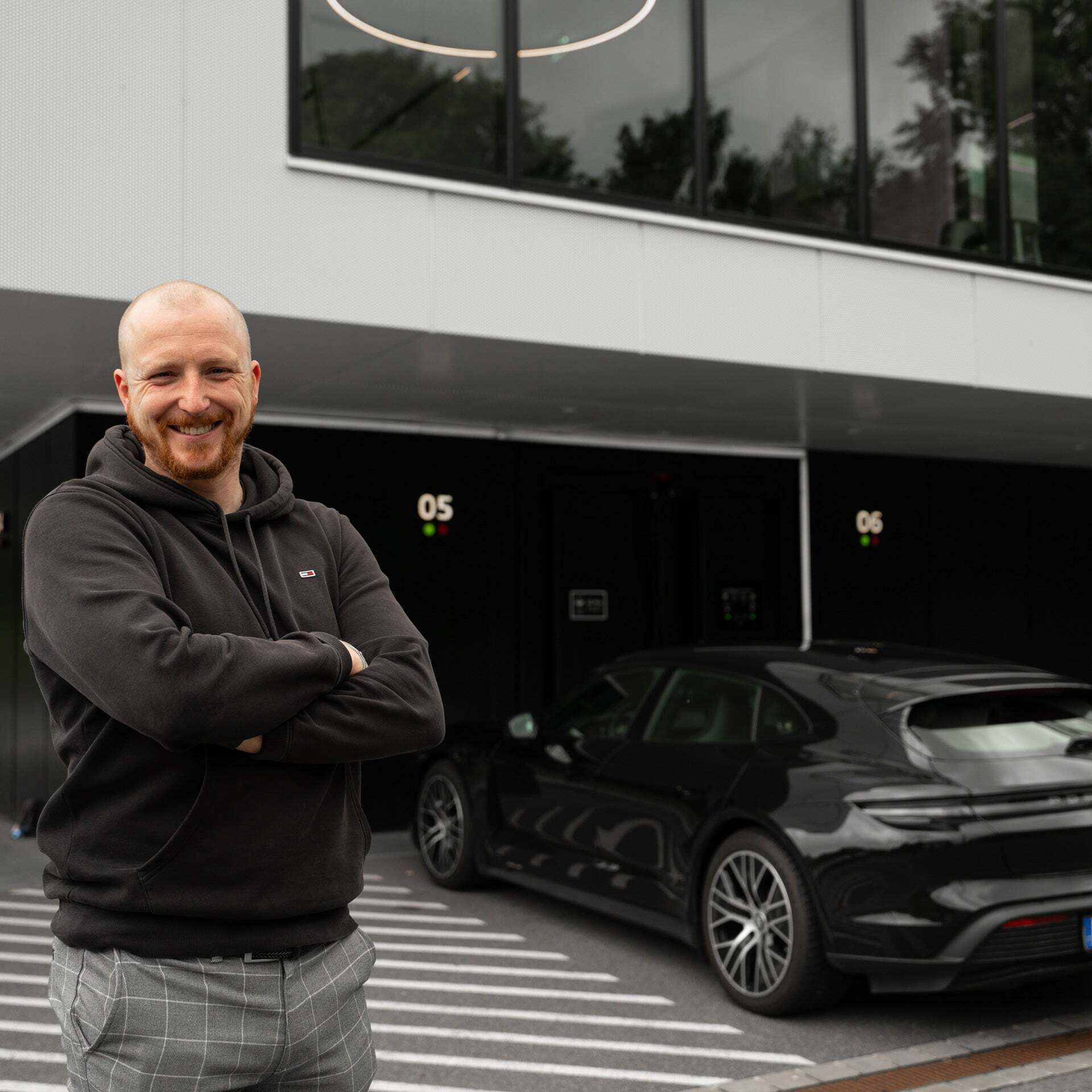 Dominik has been driving electrically since 2019. Today, he is at the Audi charging hub in a Porsche.