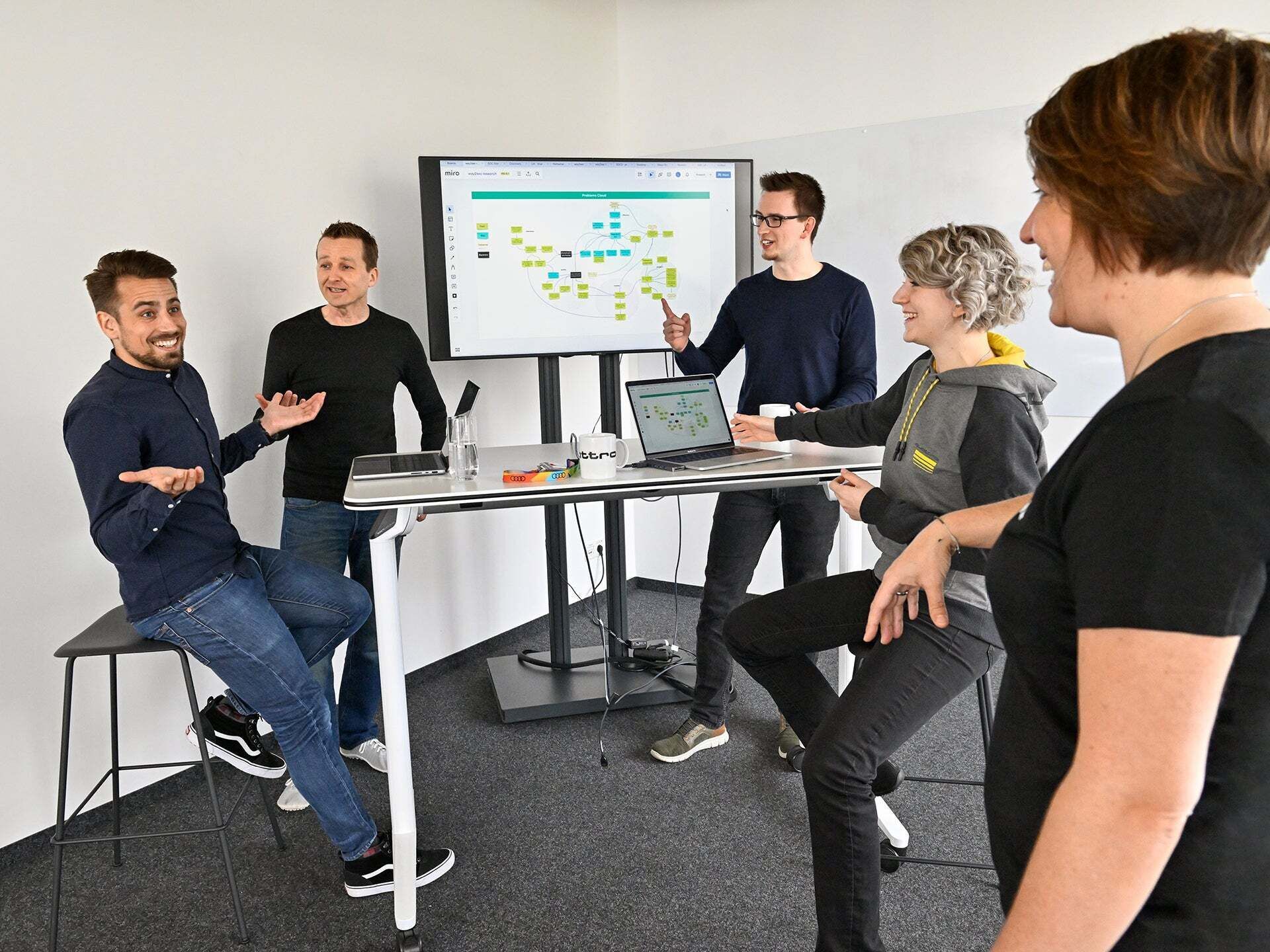 Markus, Product Manager SCD, looks at a laptop with a colleague
