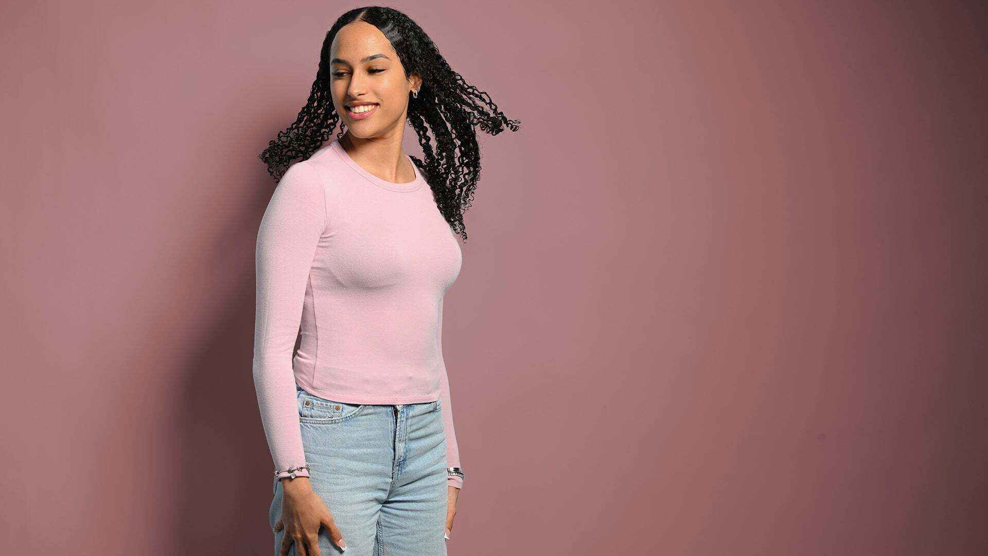 Lisa-Marie wirbelt ihre Haare herum und schaut nach links