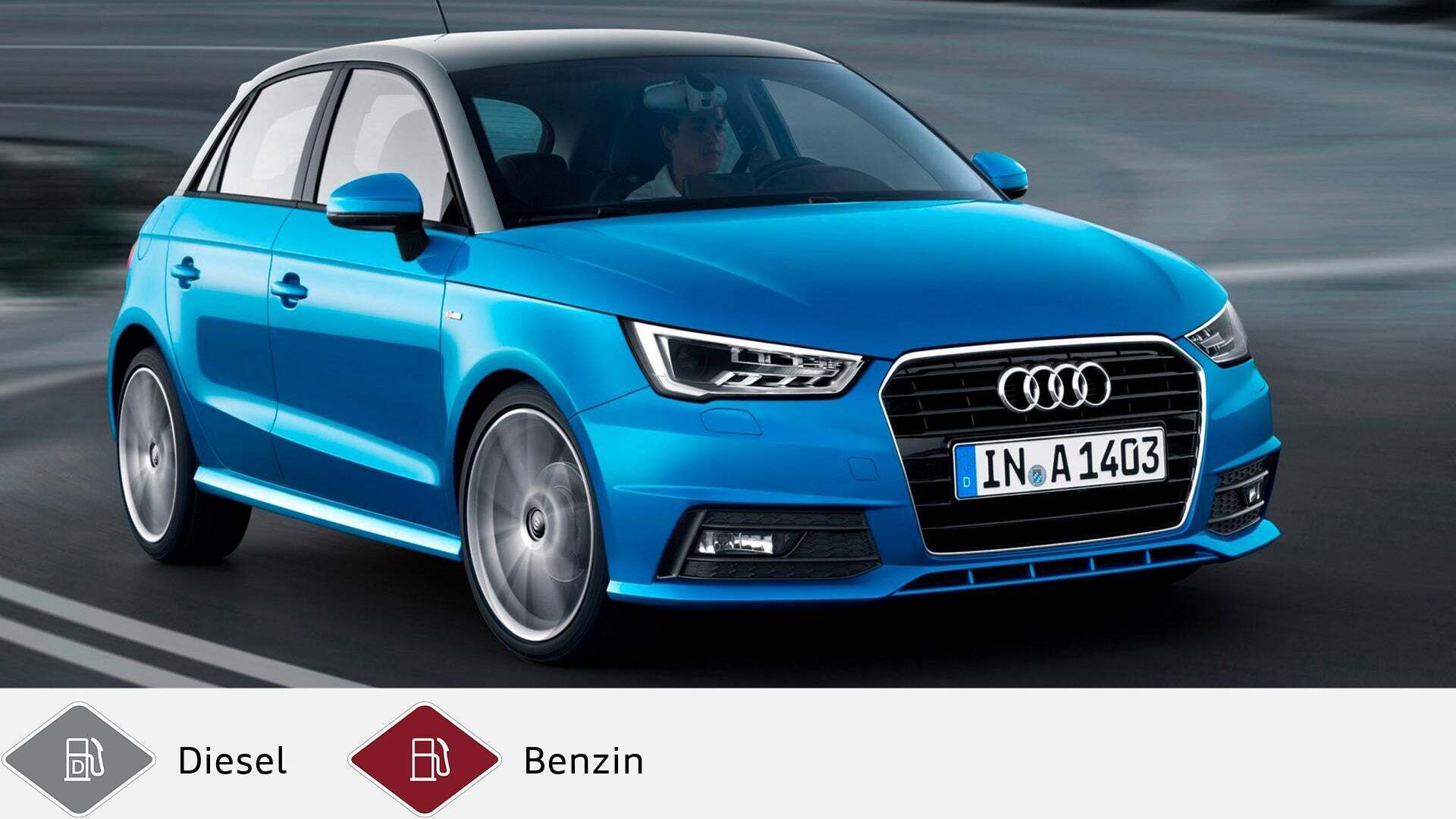 Blauer Audi A1 Sportback fährt auf Landstraße, leicht von vorn fotografiert. Unten graues Dieselsymbol und rotes Benzinsymbol.