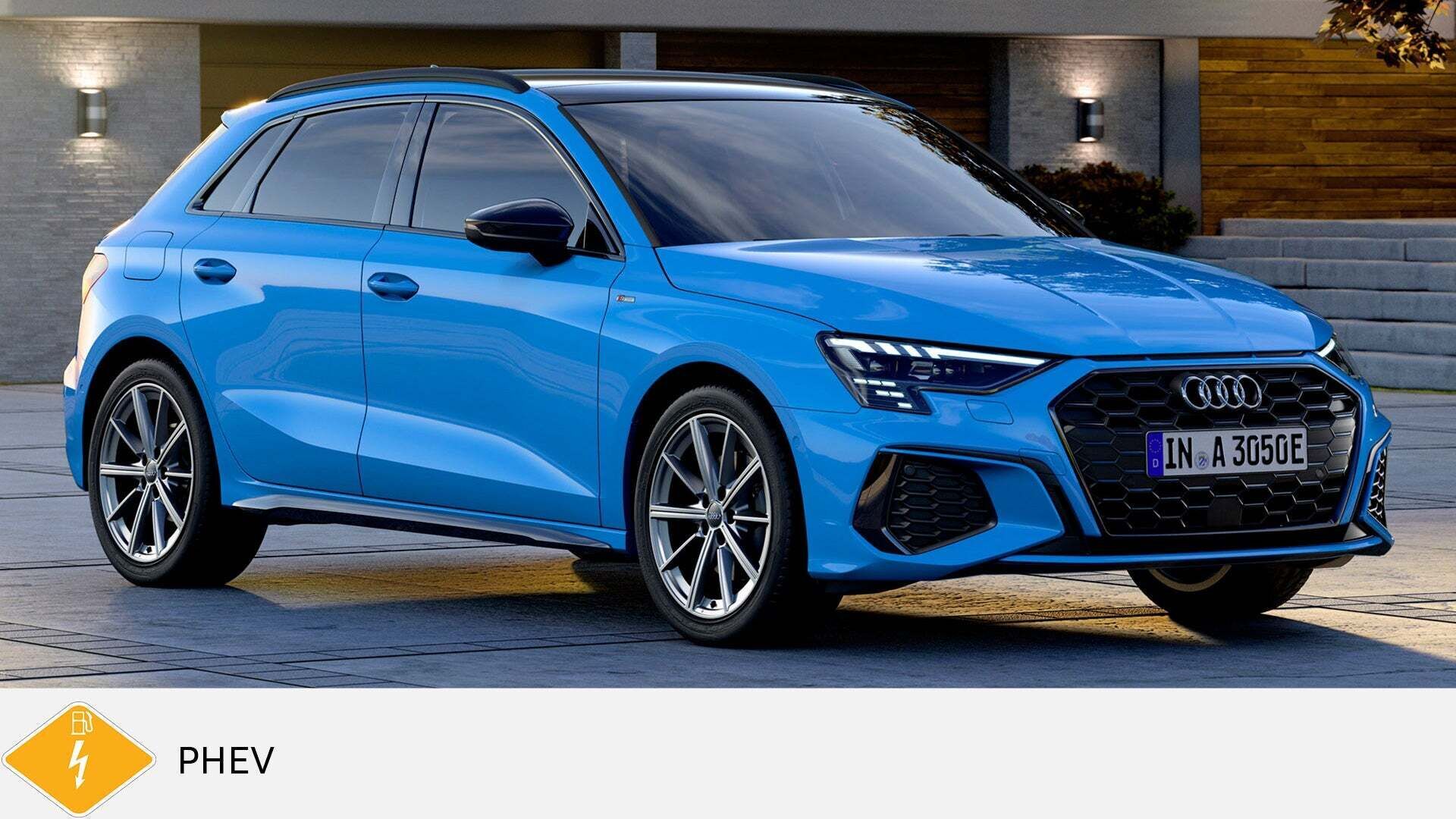 Blauer Audi A3 Sportback TFSI e steht vor modernem Gebäude. Unten gelbes PHEV-Symbol mit Zapfsäule.
