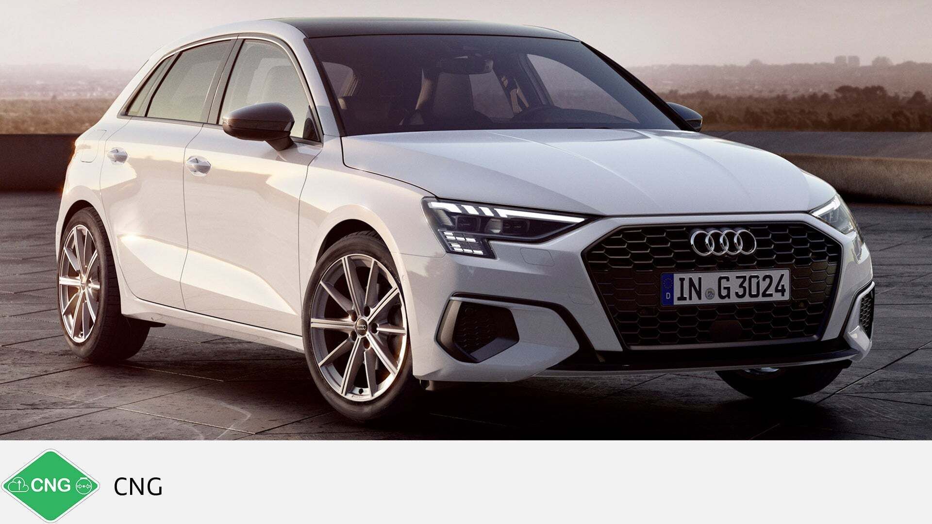 Weißer Audi A3 Sportback g-tron auf Dachterrasse bei Sonnenuntergang. Unten grünes CNG-Symbol mit Text.