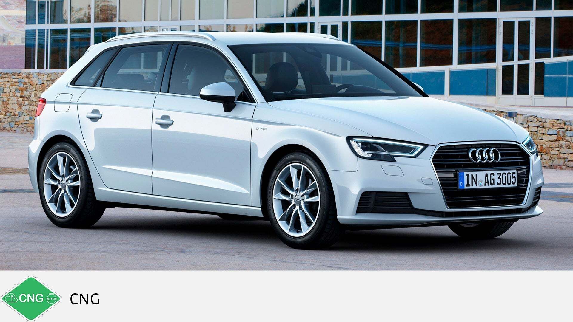 Weißer Audi A3 Sportback g-tron steht vor Glasfassade, seitlich aufgenommen. Unten grünes CNG-Symbol mit Text.