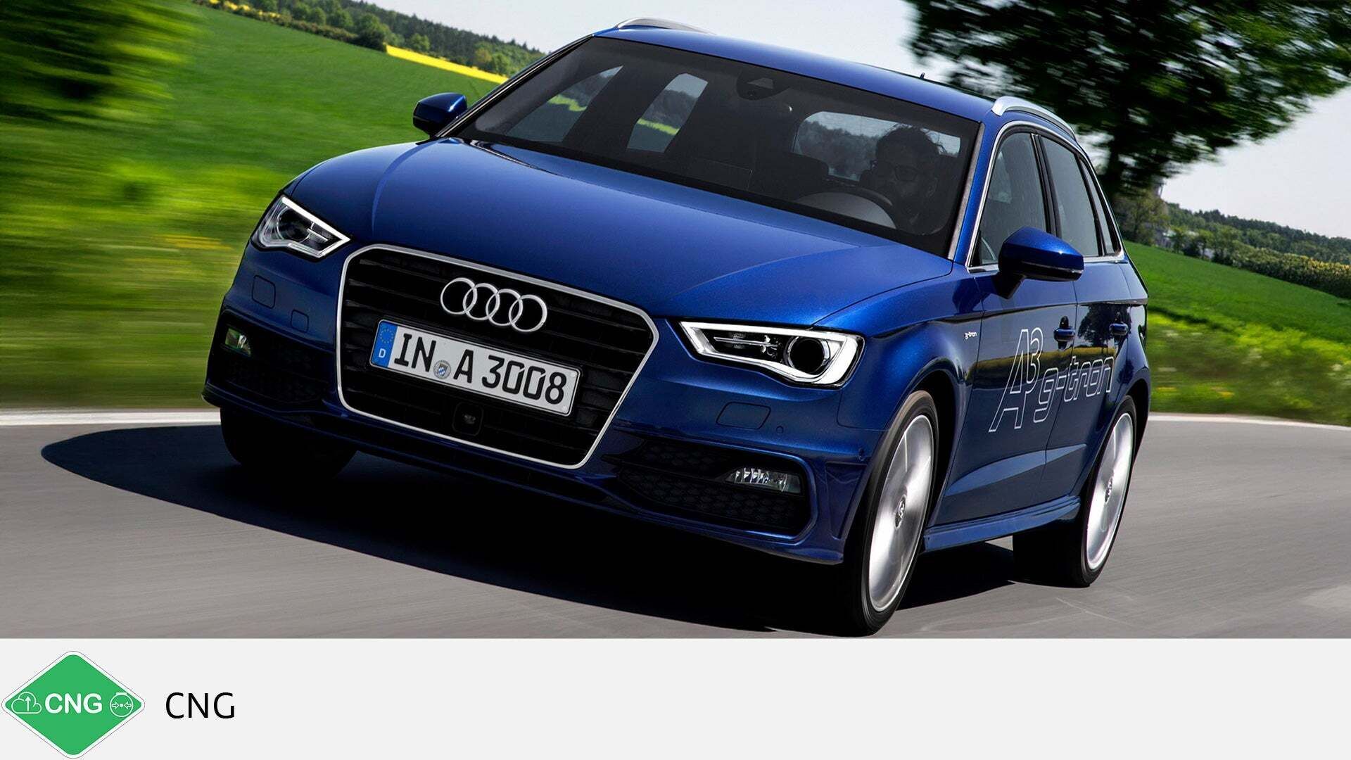 Blauer Audi A3 Sportback g-tron fährt auf Landstraße, schräg von vorne fotografiert. Unten grünes CNG-Symbol mit Text.
