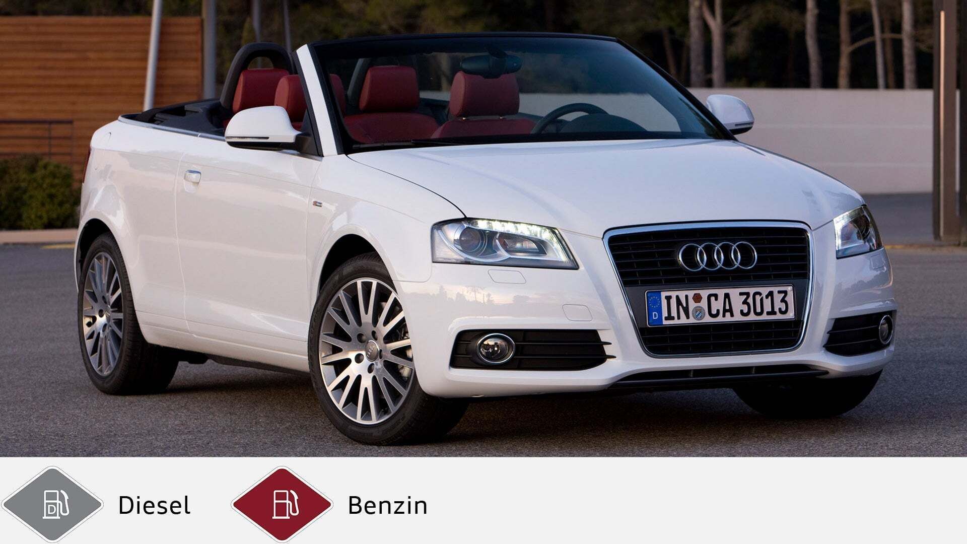 Weißes Audi A3 Cabriolet mit roten Sitzen steht offen auf Asphalt, schräg von vorne fotografiert. Unten graues Dieselsymbol und rotes Benzinsymbol.