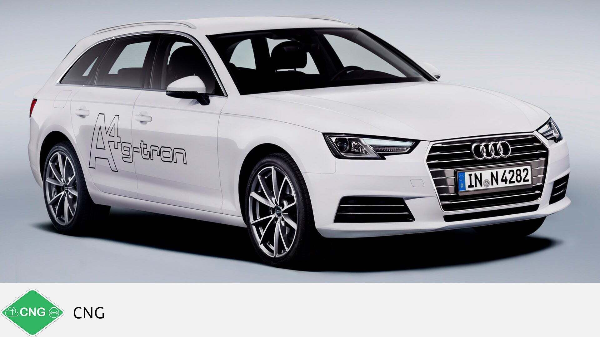Weißer Audi A4 Avant g-tron im Studio, leicht von hinten links gezeigt. Unten grünes CNG-Symbol mit Text.