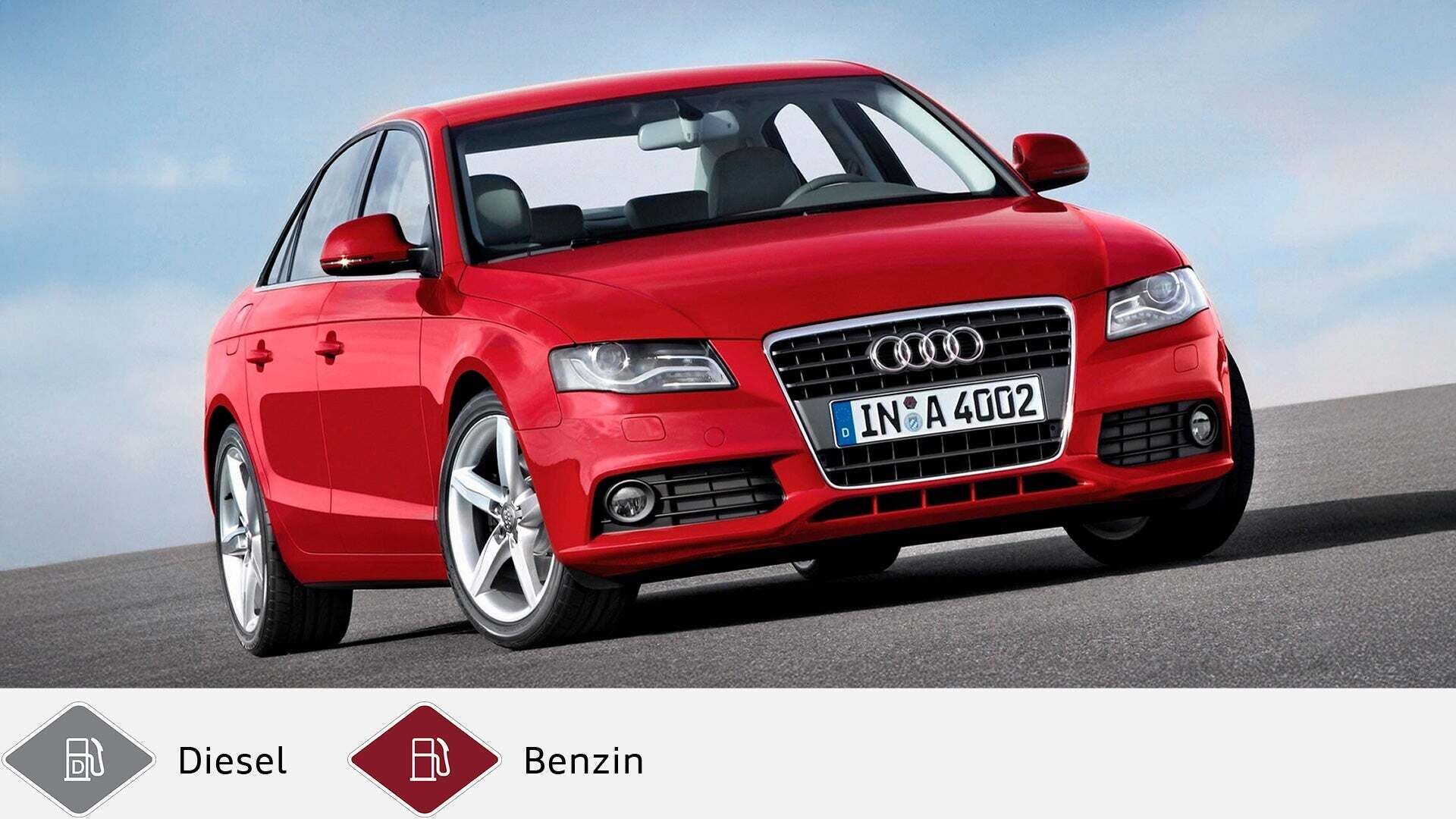Roter Audi A4 auf Asphaltstraße mit Himmel im Hintergrund, frontal-links. Unten graues Dieselsymbol und rotes Benzinsymbol.