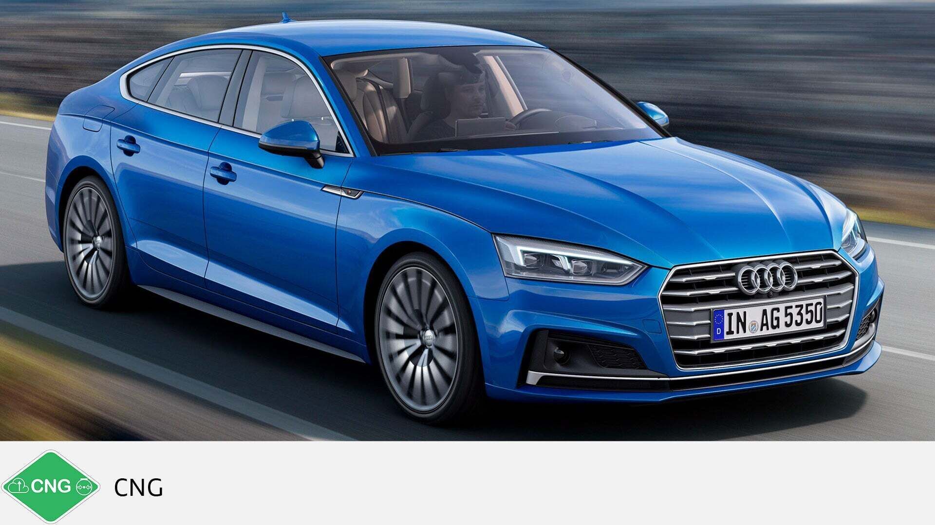 Blauer Audi A5 Sportback g-tron fährt auf Straße, schräg von vorne fotografiert. Unten grünes CNG-Symbol mit Text.
