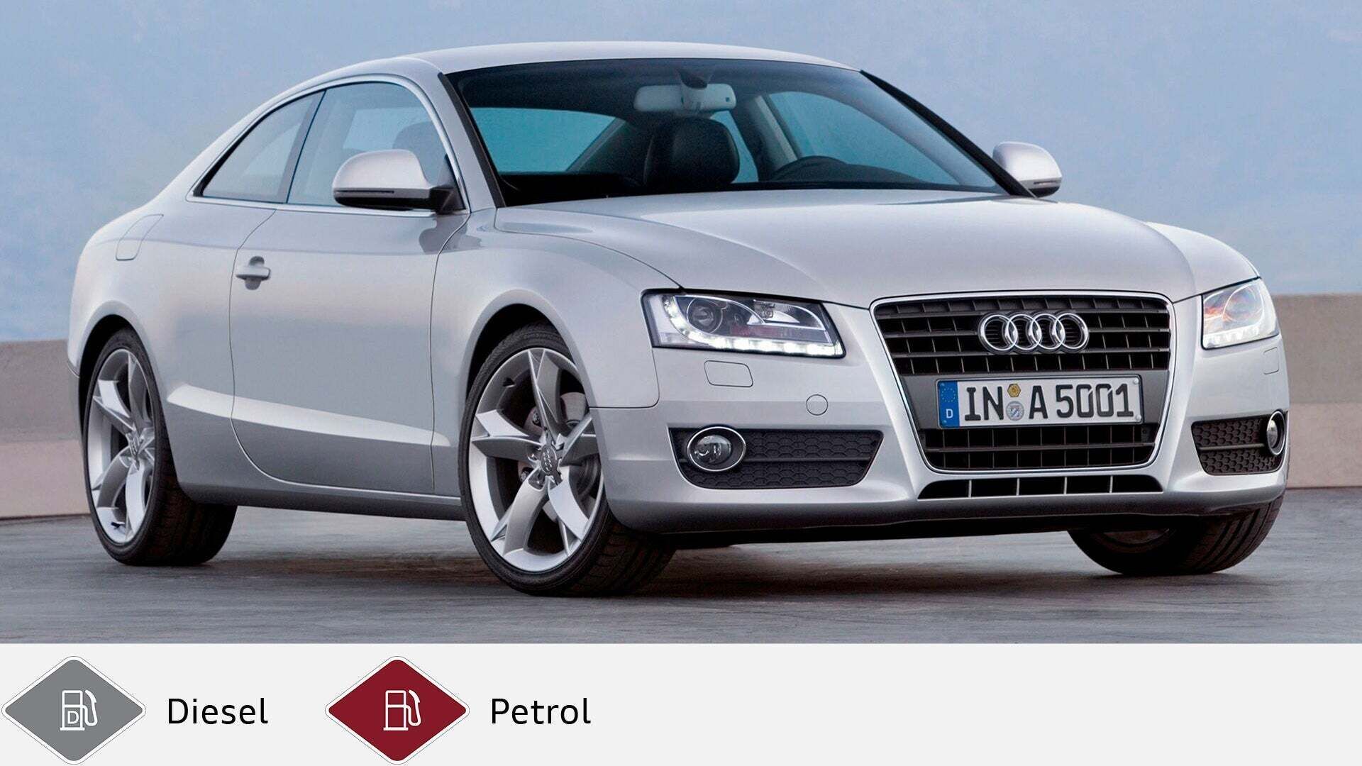 Silberner Audi A5 Coupé (2007–2011) von vorne links auf freier Fläche. Unten graues Dieselsymbol und rotes Benzinsymbol.