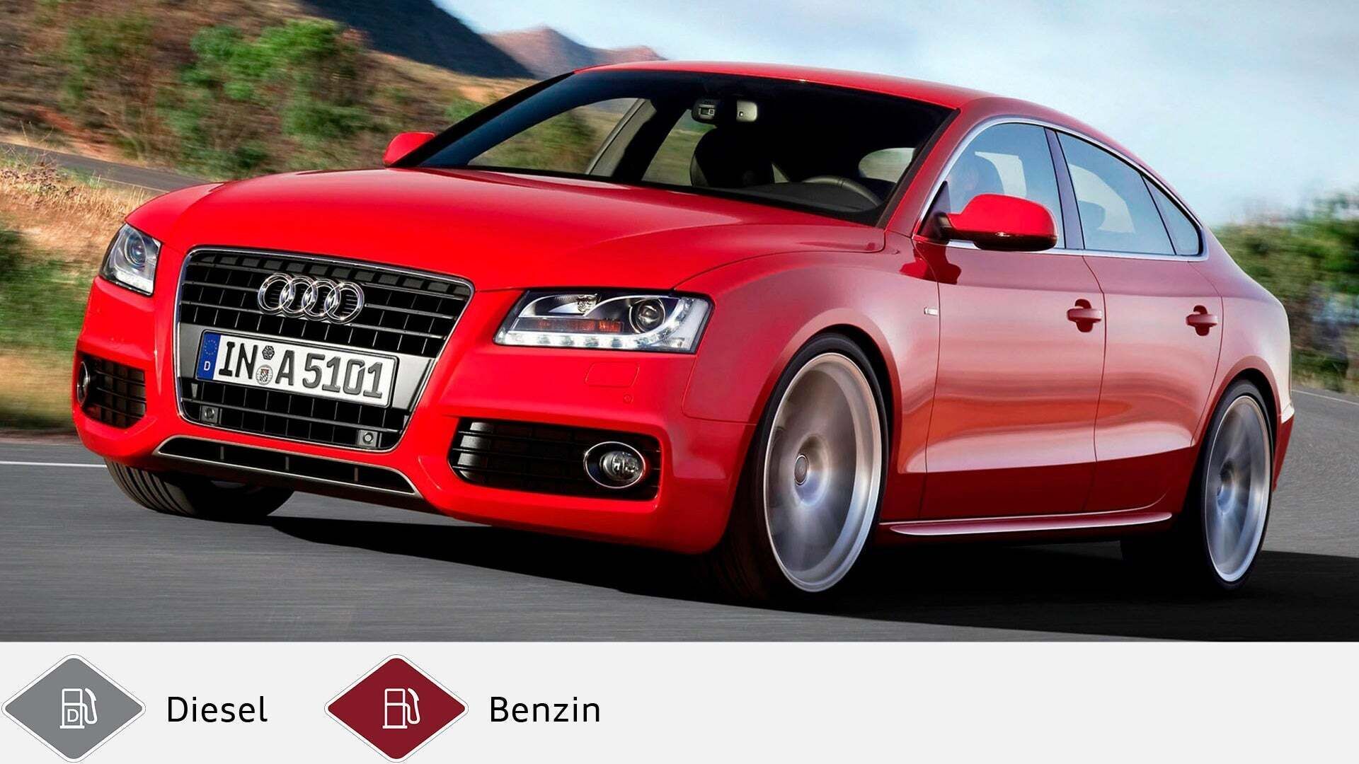 Roter Audi A5 Sportback (2009–2011) mit fünf Türen auf Landstraße. Unten graues Dieselsymbol und rotes Benzinsymbol.