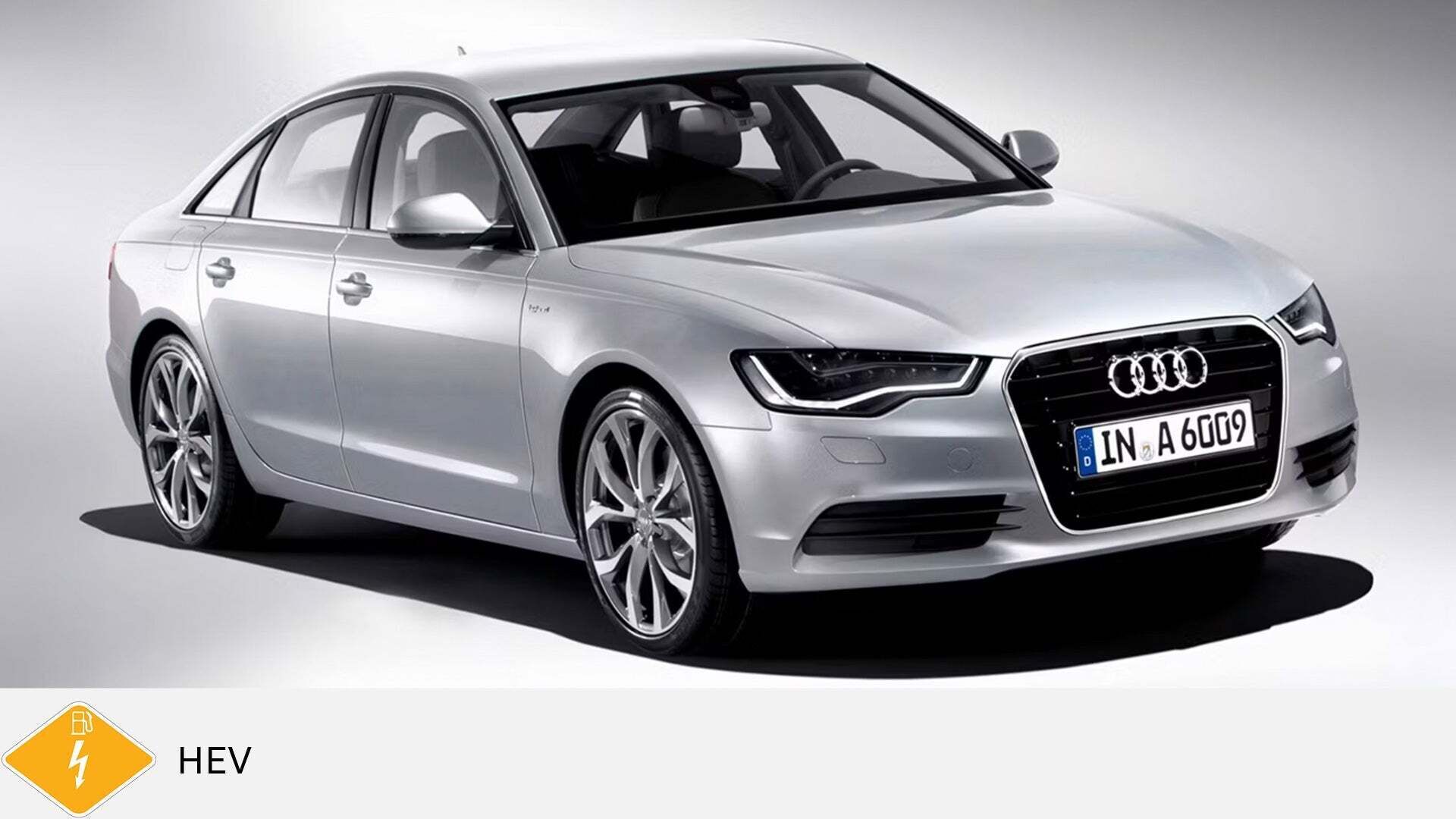 Silberner Audi A6 hybrid im Studio vor neutralem Hintergrund. Unten gelbes PHEV-Symbol mit Zapfsäule und Blitz.