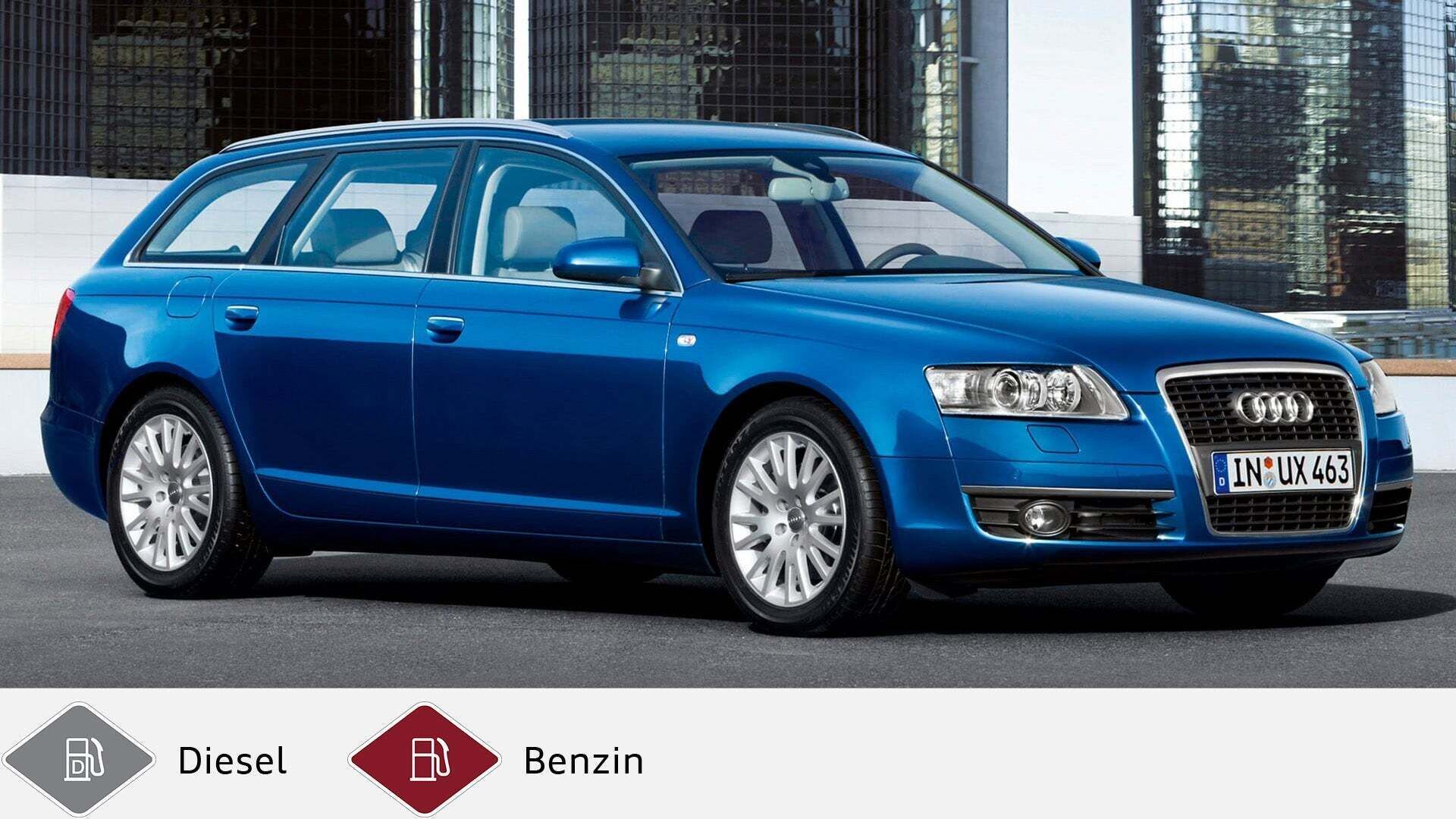 Blauer Audi A6 Avant (2004–2012) mit klassischem Kombidesign vor Hochhausfassade. Unten graues Dieselsymbol und rotes Benzinsymbol.